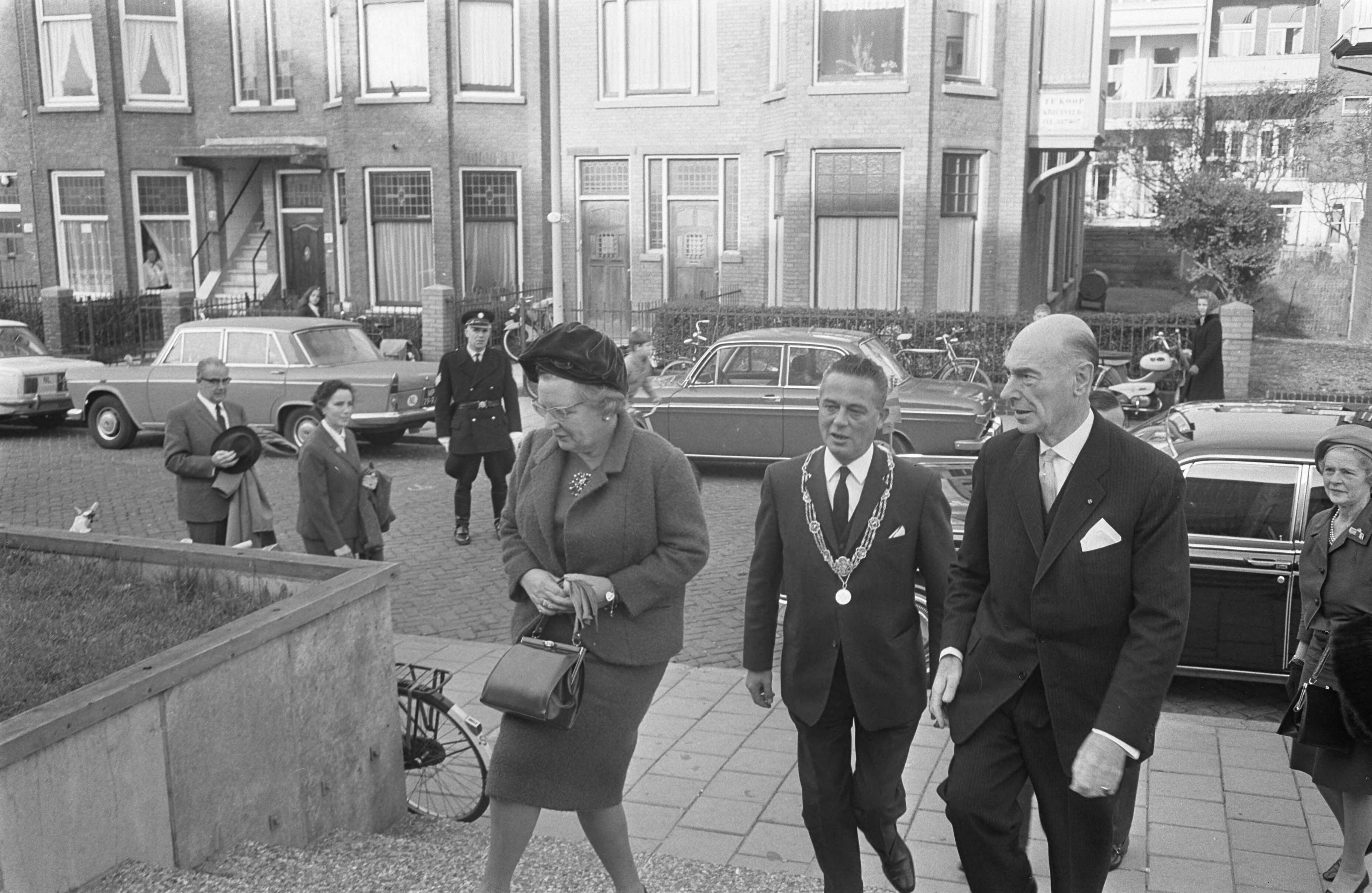 Fotocollectie Anefo — koningin Juliana bij Congres "Genootschap Onze Taal" te Scheveningen de heer J. Redele stelt Hare Majesteit voor aan de caberetier Seth Gaaikema / — Foto: Koch, Eric / Anefo. Licentie: Set B: Rechtenvrij / Publiek Domein. Bron: Nationaal Archief. http://hdl.handle.net/10648/ab517274-d0b4-102d-bcf8-003048976d84