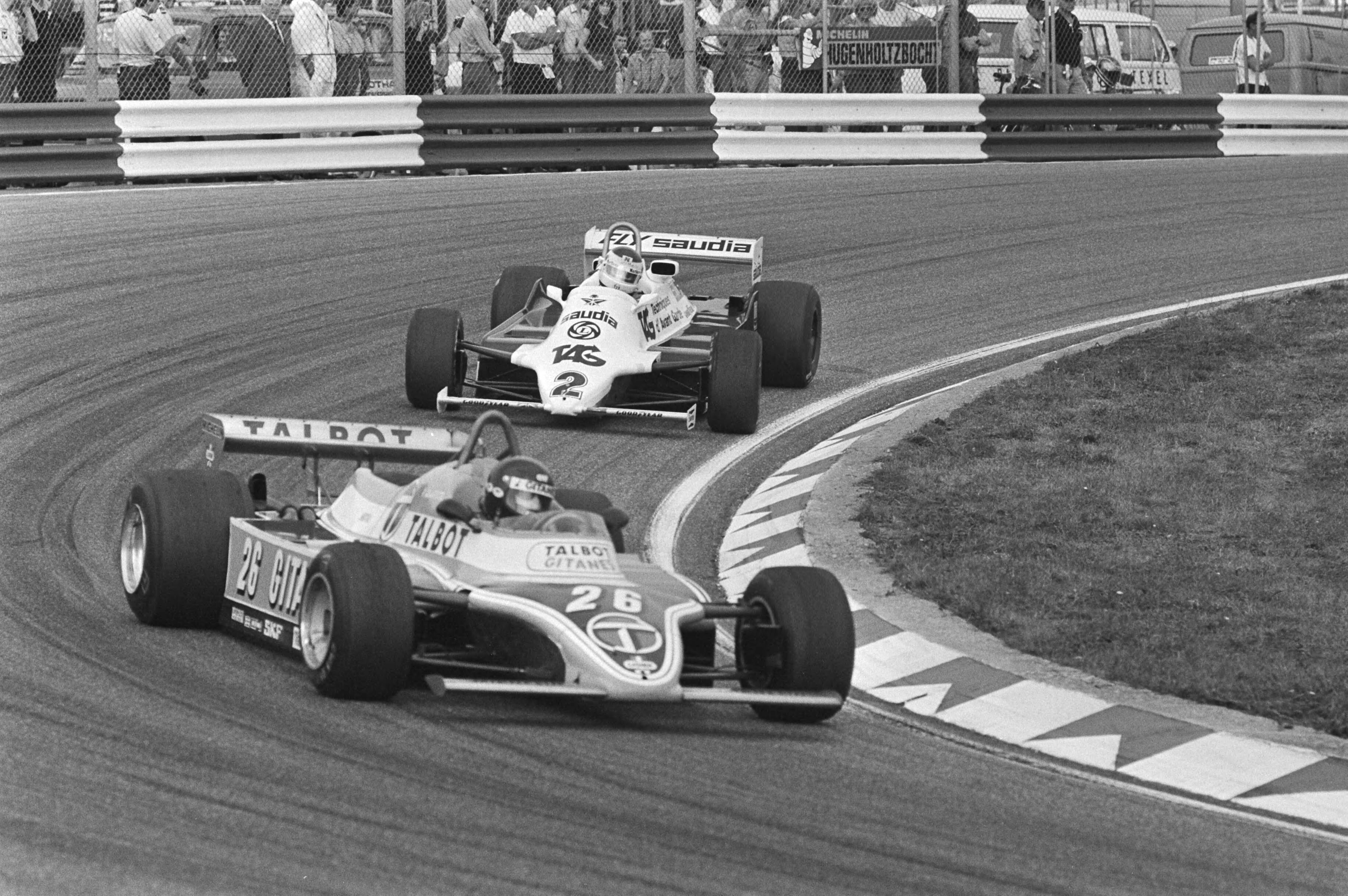 Grand Prix Zandvoort, Grote Prijs van Nederland — Op de voorgrond de Franse coureur Jacques Lafitte in een Ligier-Matra gevolgd door Argentijn Carlos Reutemann met Williams-Ford tijdens de Grand Prix Formule 1 op Zandvoort — Foto: Dijk, Hans van / Anefo. Licentie: Set B: Rechtenvrij / Publiek Domein. Bron: Nationaal Archief. http://hdl.handle.net/10648/ad027d0c-d0b4-102d-bcf8-003048976d84