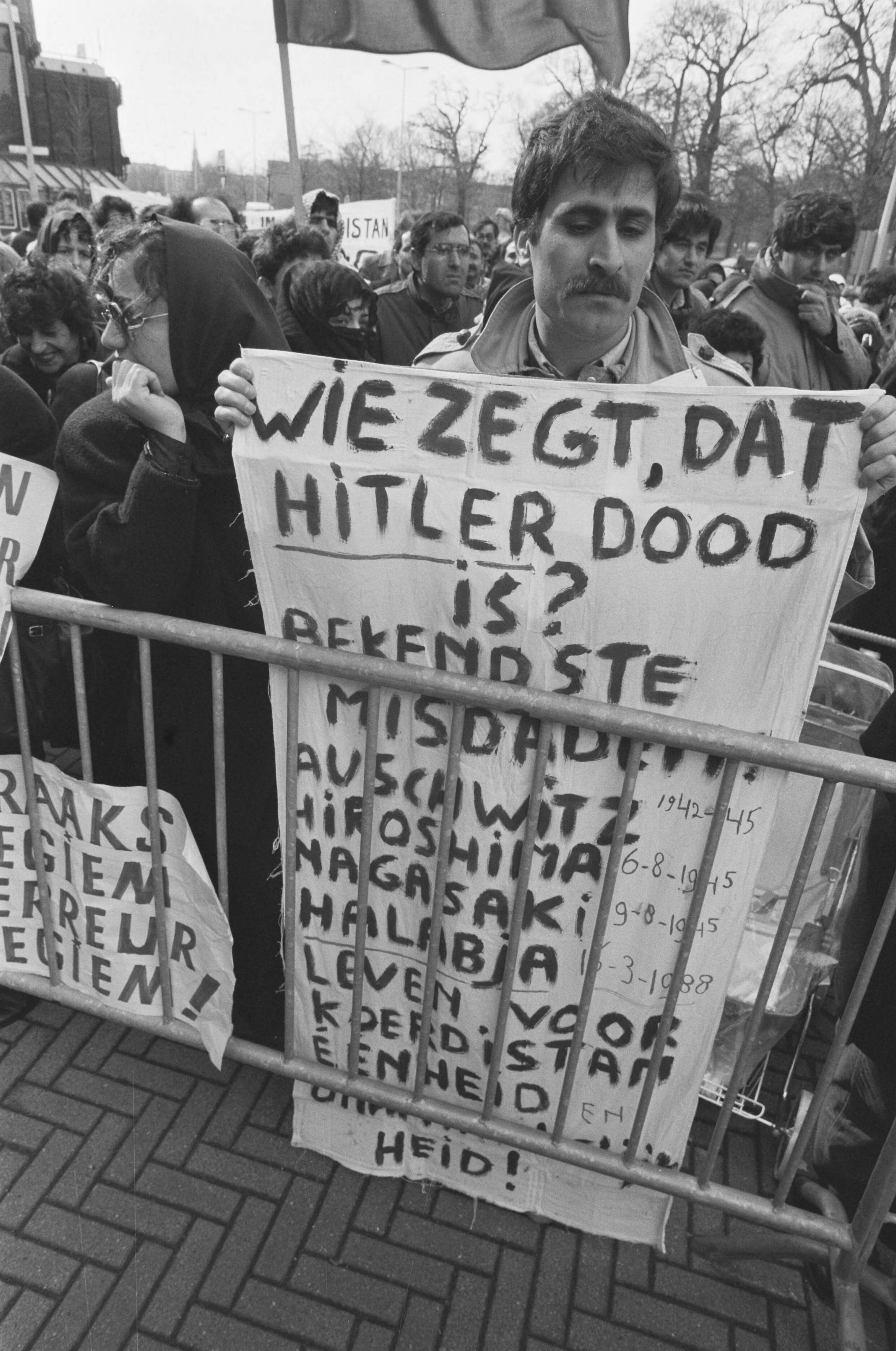 Fotocollectie Anefo — Demonstratie Koerden in Den Haag tegen gebruik gifgas demonstranten — Foto: Bogaerts, Rob / Anefo. Licentie: Set B: Rechtenvrij / Publiek Domein. Bron: Nationaal Archief. http://hdl.handle.net/10648/ad699334-d0b4-102d-bcf8-003048976d84