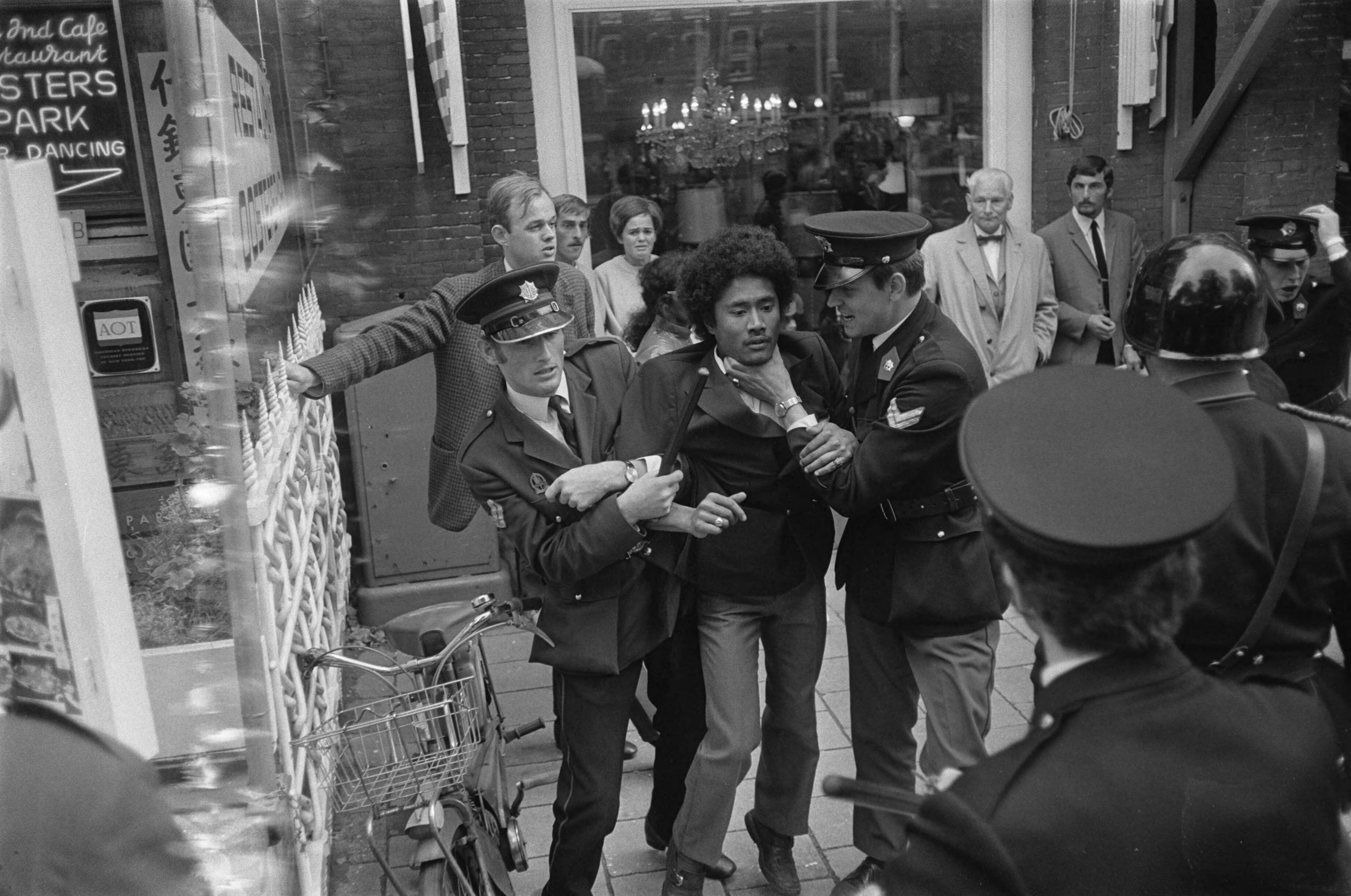 Fotocollectie Anefo — Demonstrerende Zuid-Molukkers worden door politie weggestuurd op Buitenhof, Den Haag ; een Zuid-Molukker wordt weggevoerd door agenten — Foto: Koch, Eric / Anefo. Licentie: Set B: Rechtenvrij / Publiek Domein. Bron: Nationaal Archief. http://hdl.handle.net/10648/aba22944-d0b4-102d-bcf8-003048976d84