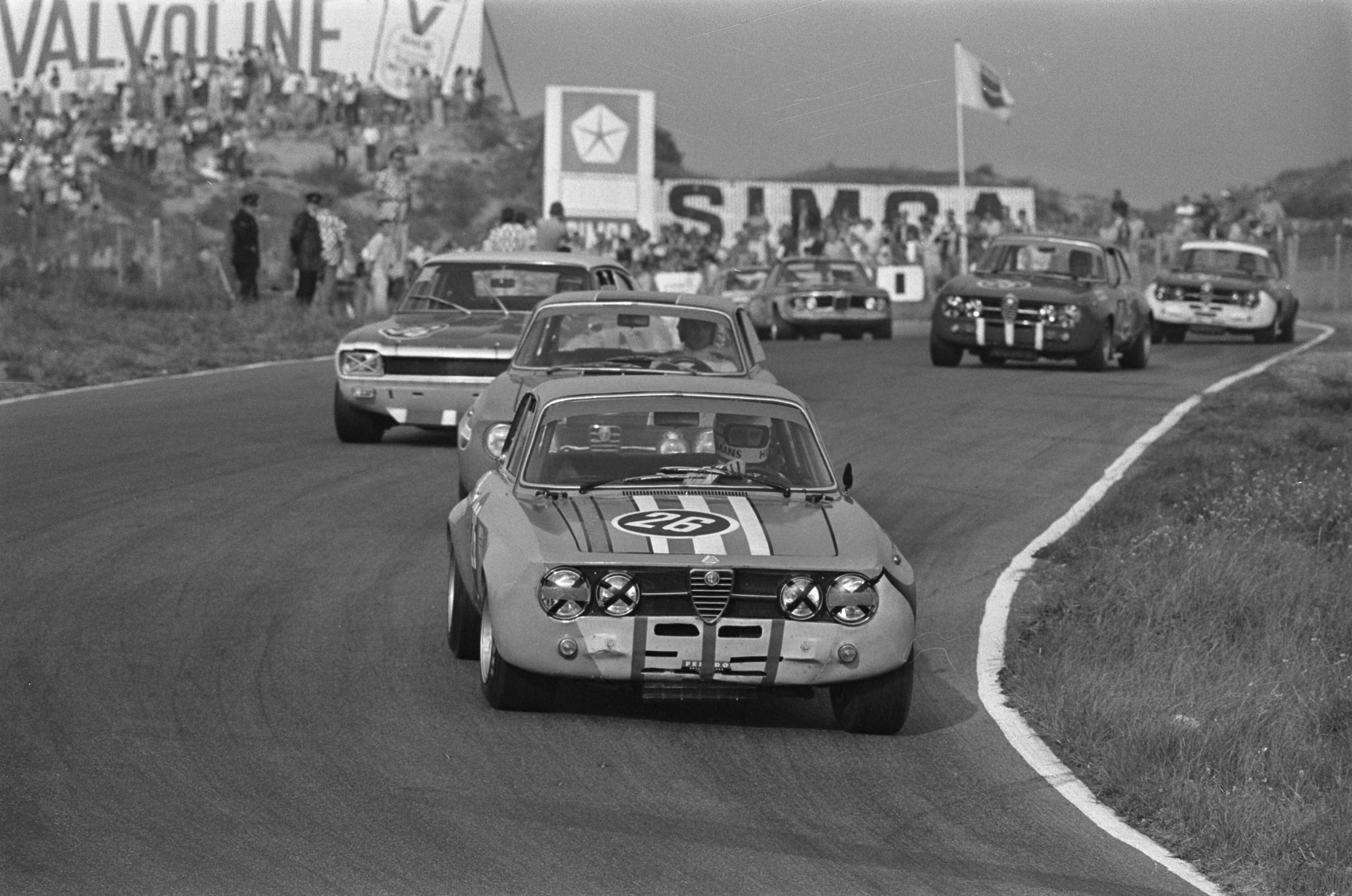 Fotocollectie Anefo — Autoraces op circuit Zandvoort, om Zandvoort Trophy ; race voor toerwagens groep-II: op kop nr. 26 T. Hezemans in Alfa Romeo — Foto: Evers, Joost / Anefo. Licentie: Set B: Rechtenvrij / Publiek Domein. Bron: Nationaal Archief. http://hdl.handle.net/10648/aba13dea-d0b4-102d-bcf8-003048976d84
