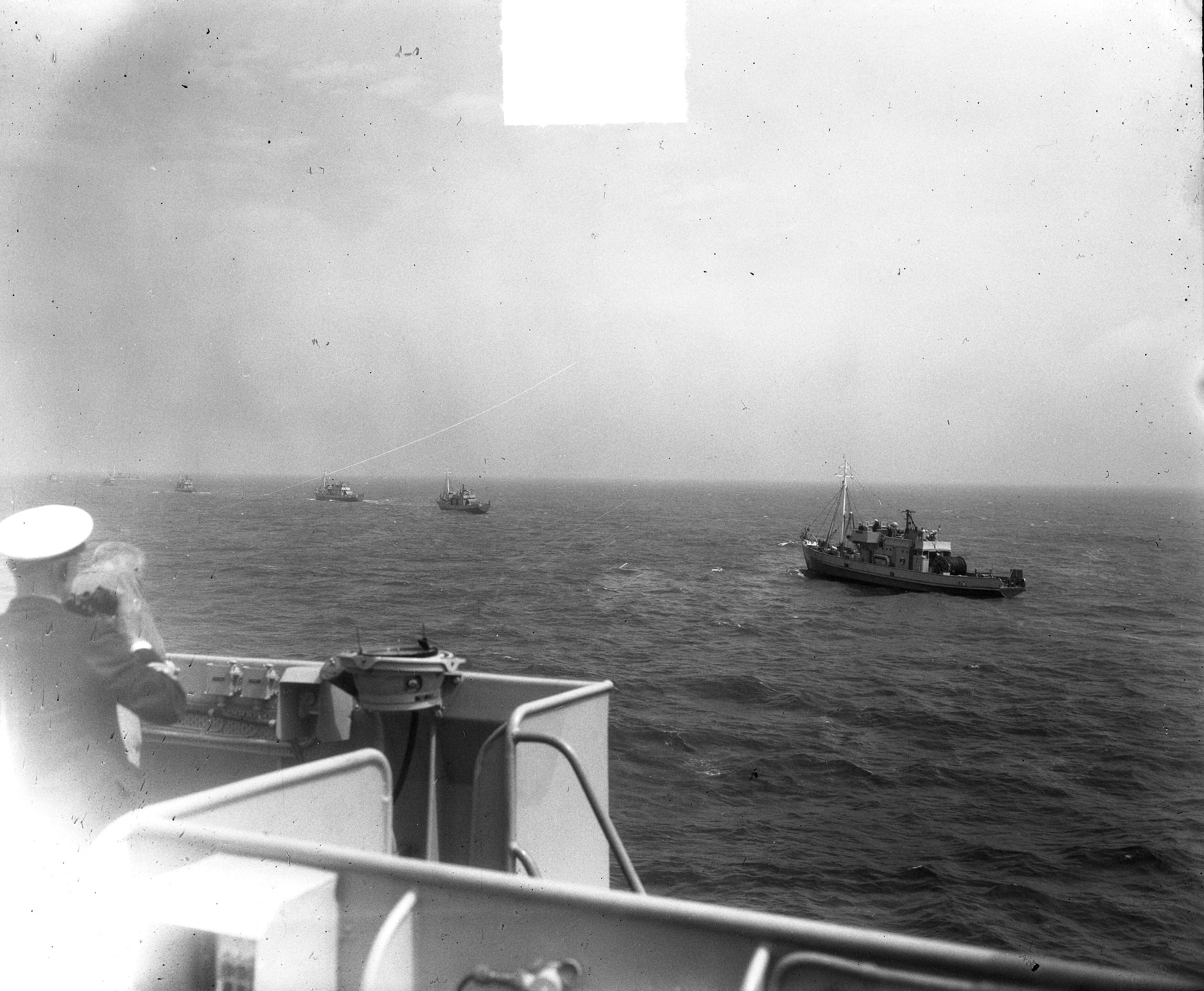 Vlootoefening "Factotum". Vlootschouw mijnenvegers voor Scheveningen — Vlootoefening "Factotum". Vlootschouw mijnenvegers voor Scheveningen. — Foto: Duinen, H. van / Anefo. Licentie: Set B: Rechtenvrij / Publiek Domein. Bron: Nationaal Archief. http://hdl.handle.net/10648/a8ecc1fa-d0b4-102d-bcf8-003048976d84