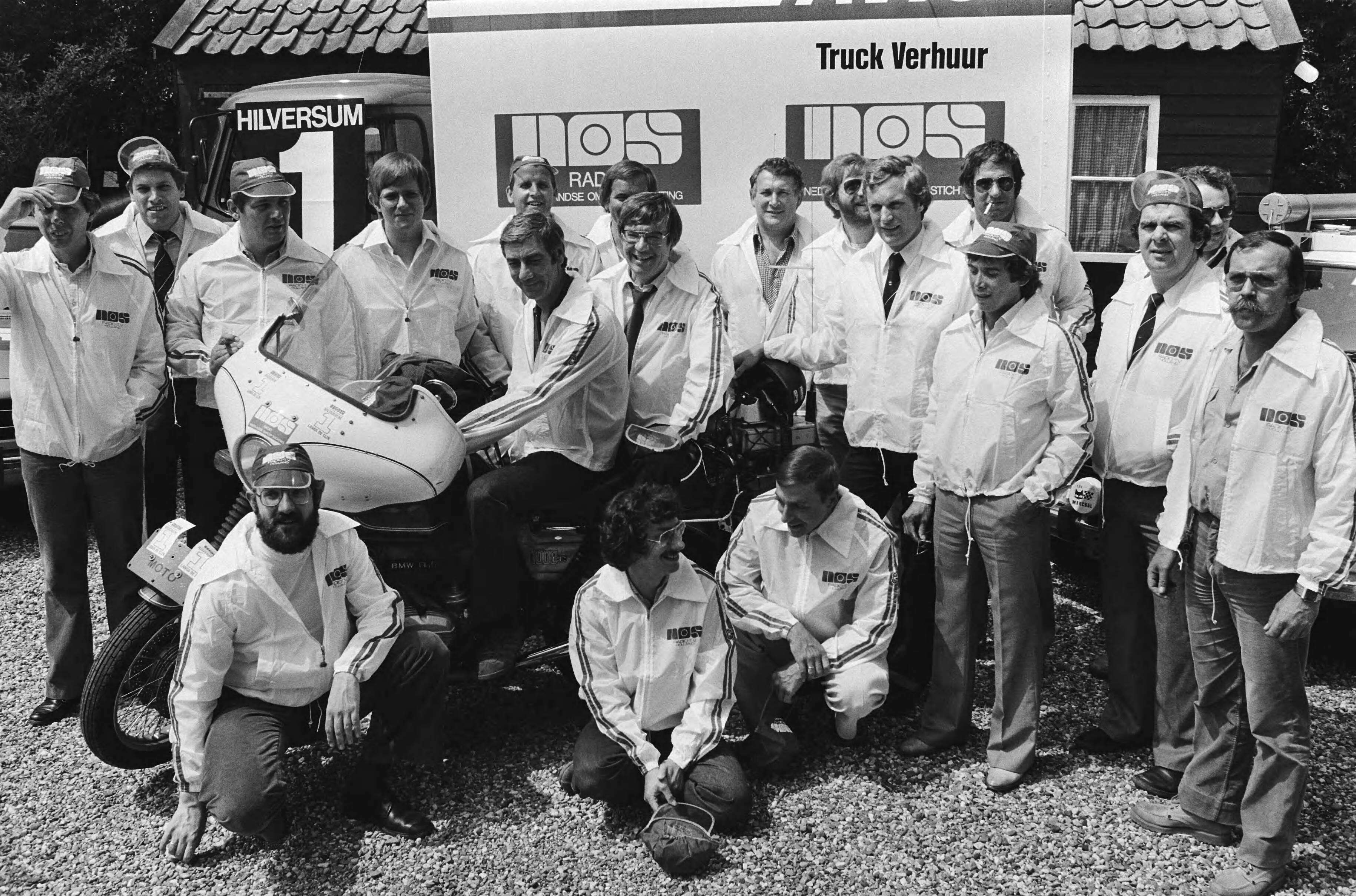Presentatie van de NOS equipe voor de Tour de France 1979 — Groepsfoto van de gehele equipe — Foto: Suyk, Koen / Anefo. Licentie: Set B: Rechtenvrij / Publiek Domein. Bron: Nationaal Archief. http://hdl.handle.net/10648/accc2590-d0b4-102d-bcf8-003048976d84