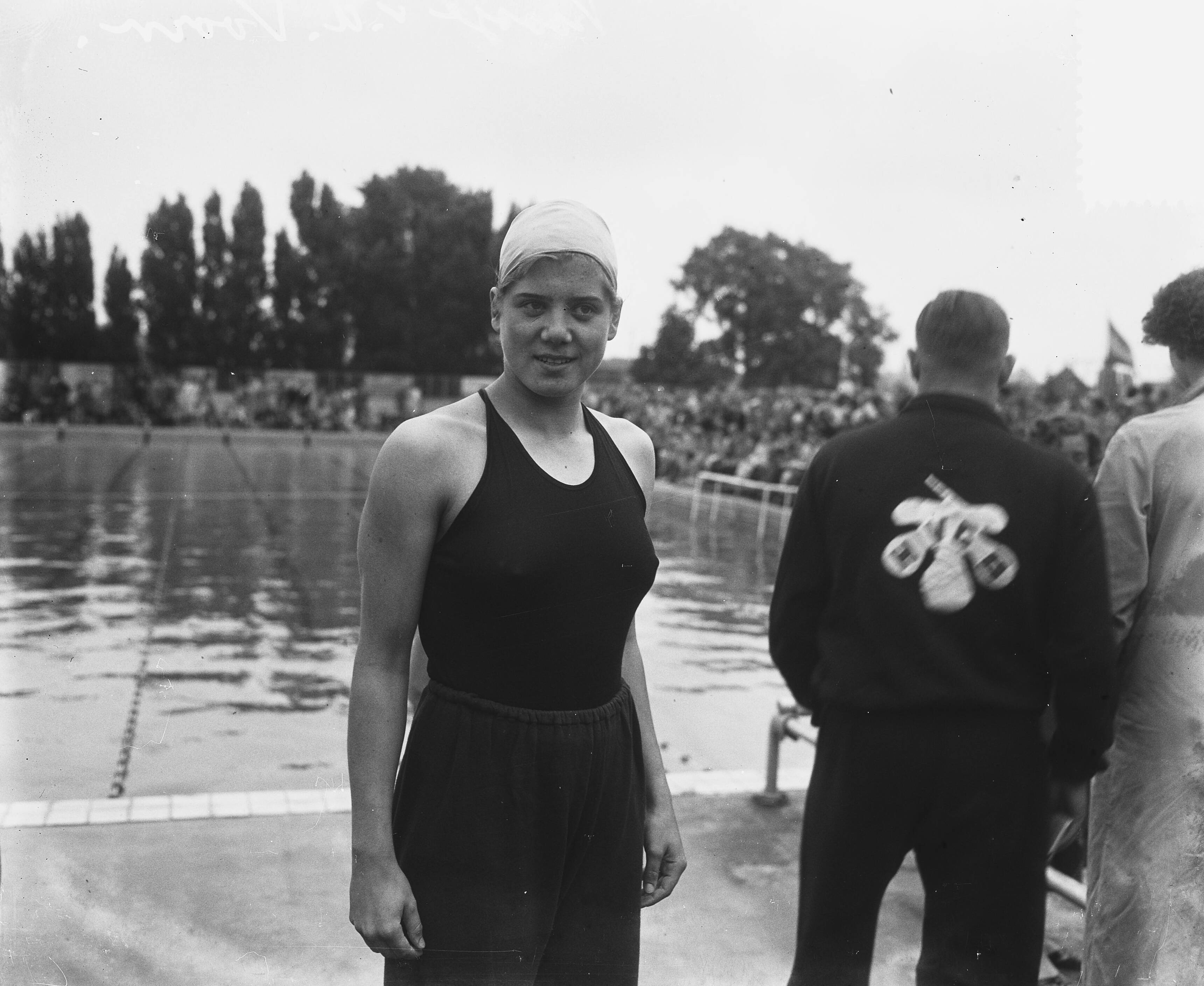 Sportkoppen Zwemmen — Selectiewedstrijden Olympische Zwemploeg in Stoop's bad bij Haarlem. Zwemster Koosje van Voorn — Foto: Pot, Harry / Anefo. Licentie: Set B: Rechtenvrij / Publiek Domein. Bron: Nationaal Archief. http://hdl.handle.net/10648/a8fb6a98-d0b4-102d-bcf8-003048976d84