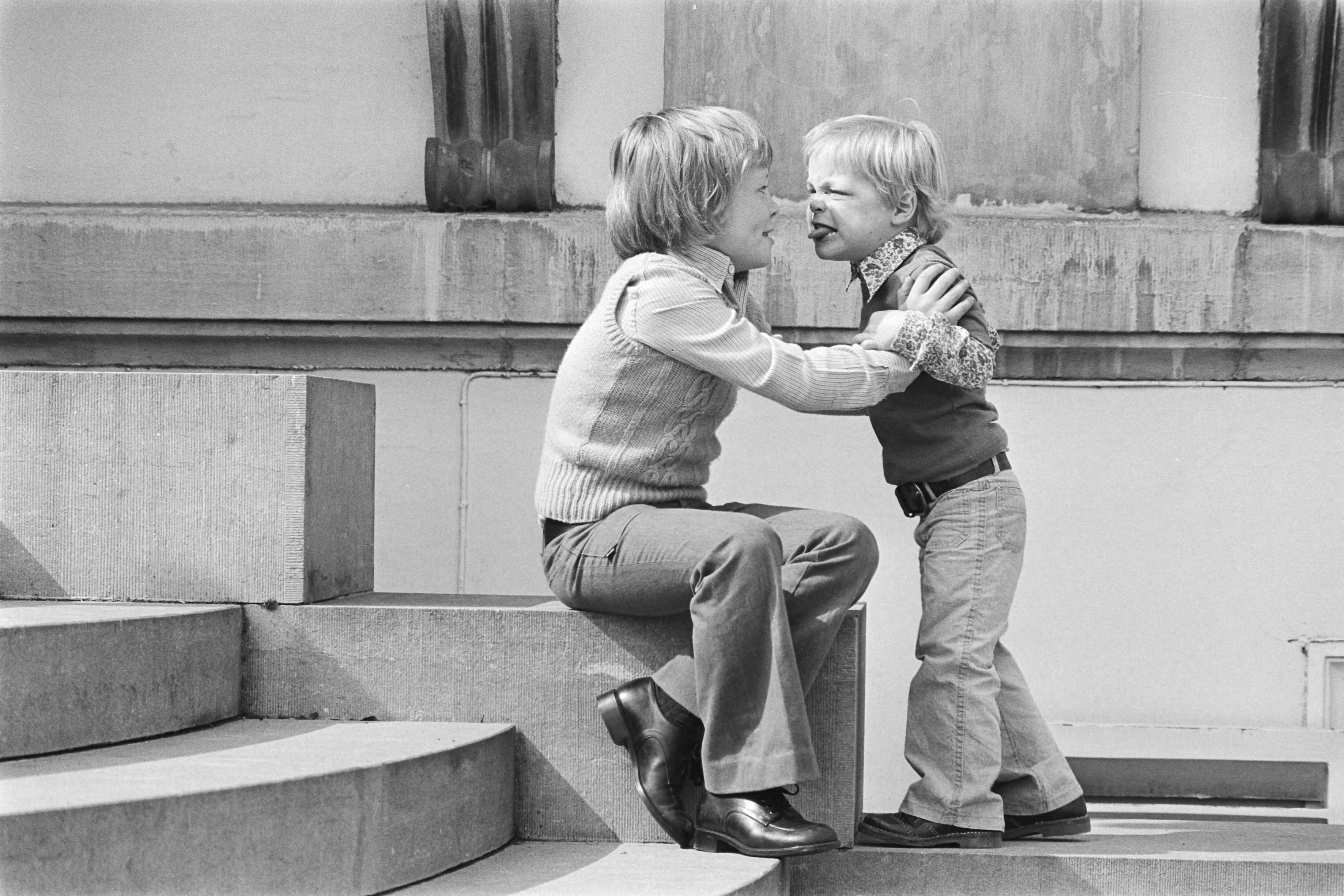 Koninginnedag 1977, defile Soestdijk — Defile Soestdijk; Johan Friso houdt Jaime vast, Jaime steekt tong uit naar Johan Friso — Foto: Peters, Hans / Anefo. Licentie: Set B: Rechtenvrij / Publiek Domein. Bron: Nationaal Archief. http://hdl.handle.net/10648/ac9adee0-d0b4-102d-bcf8-003048976d84
