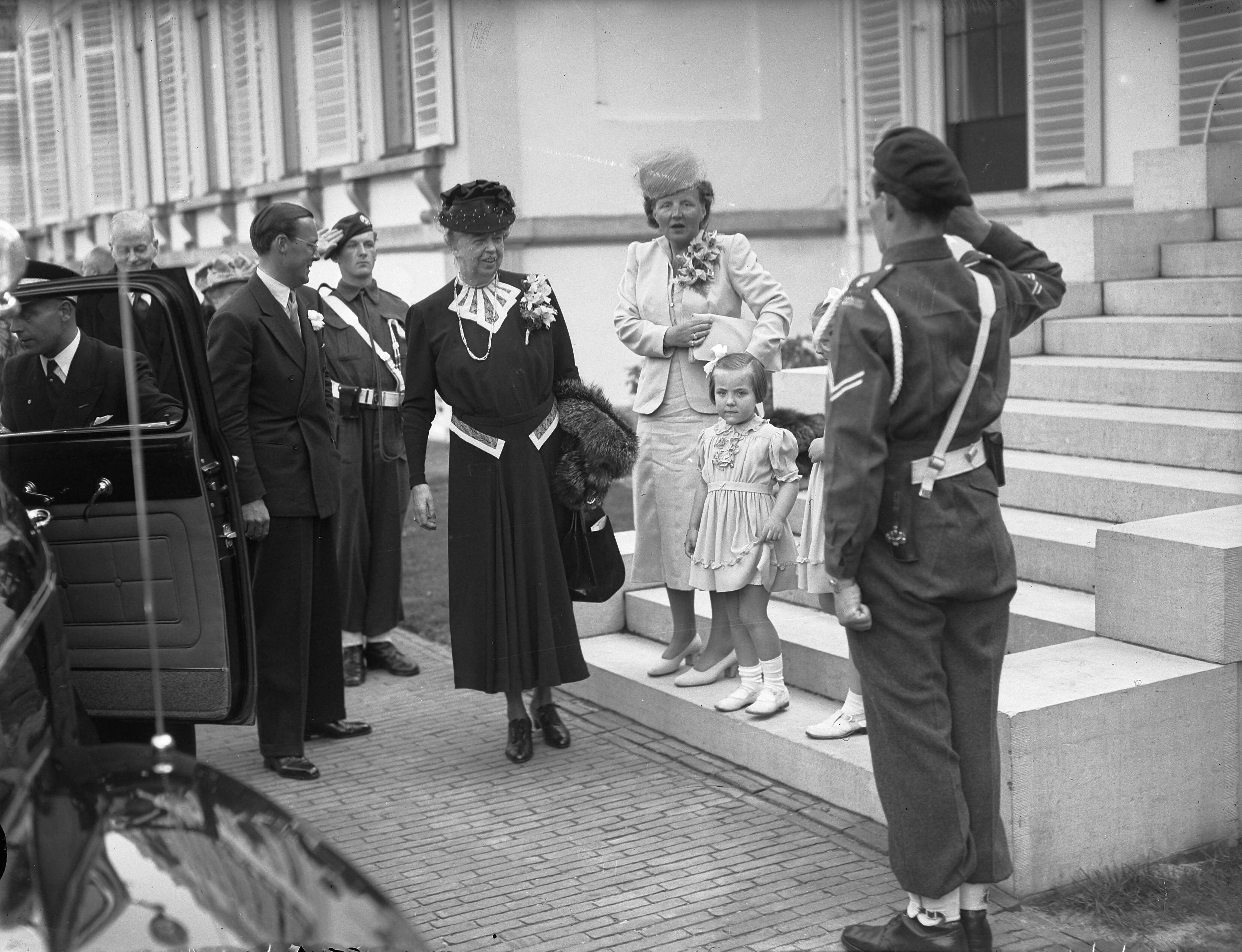 Fotocollectie Anefo — Mevrouw Roosevelt op Paleis Soestdijk — Foto: Noske, J.D. / Anefo. Licentie: Set B: Rechtenvrij / Publiek Domein. Bron: Nationaal Archief. http://hdl.handle.net/10648/a8b563cc-d0b4-102d-bcf8-003048976d84
