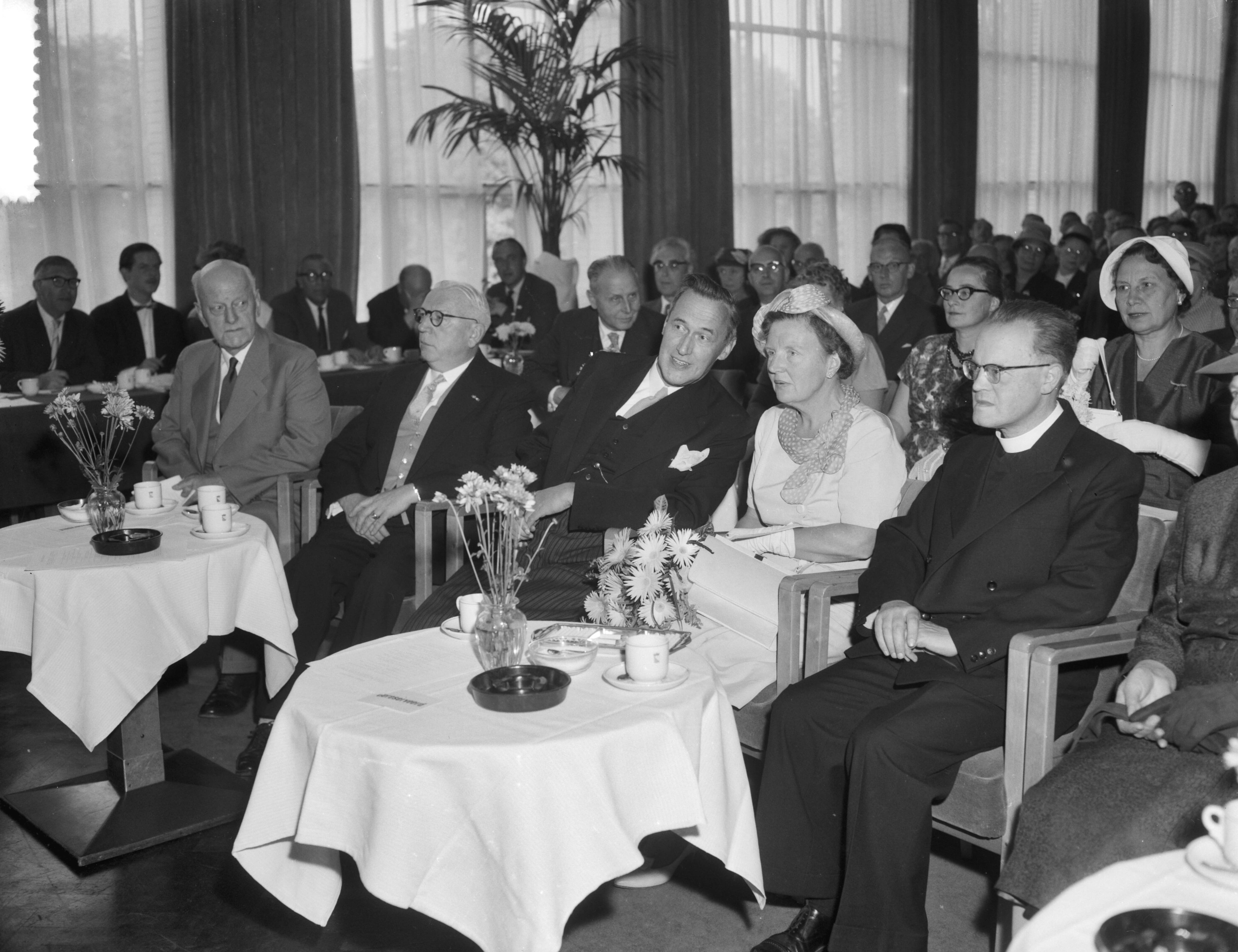 Fotocollectie Anefo — Koningin Juliana is aanwezig bij de viering van het 10-jarig bestaan van het Nederlands Gesprek Centrum te Utrecht. Zij wordt geflankeerd door twee leden van het presidium. Links mr. H.B.J. Waslander en rechts prof. dr. ir. A.F. van Leeuwen S.J. — Foto: Rossem, Wim van / Anefo. Licentie: Set B: Rechtenvrij / Publiek Domein. Bron: Nationaal Archief. http://hdl.handle.net/10648/a99f014e-d0b4-102d-bcf8-003048976d84