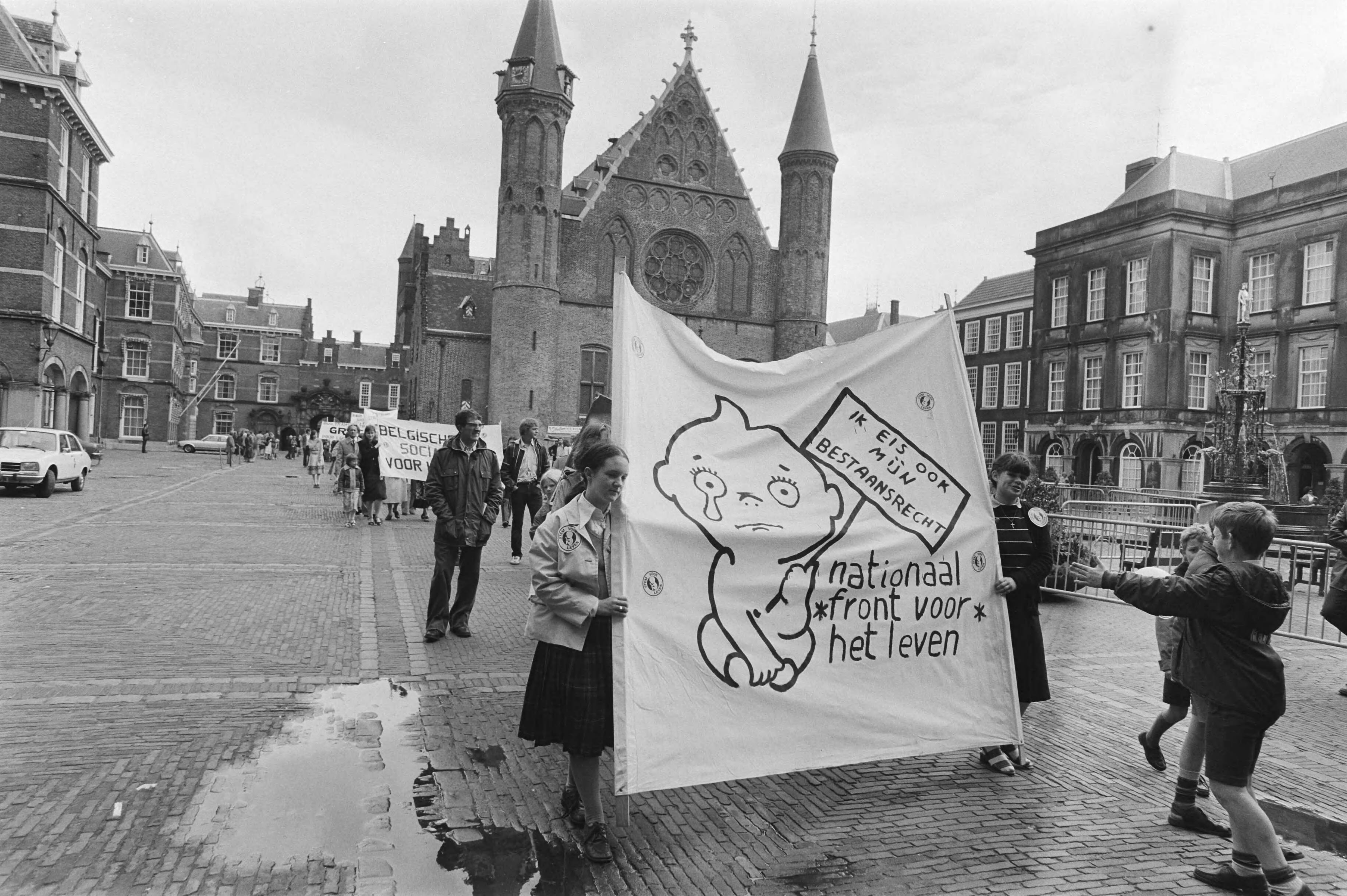 Demonstratie tegen abortus in Den Haag in kader van Nationale Dag voor het ongeboren kind — Enkele demonstranten — Foto: Antonisse, Marcel / Anefo. Licentie: Set B: Rechtenvrij / Publiek Domein. Bron: Nationaal Archief. http://hdl.handle.net/10648/ace69a6a-d0b4-102d-bcf8-003048976d84