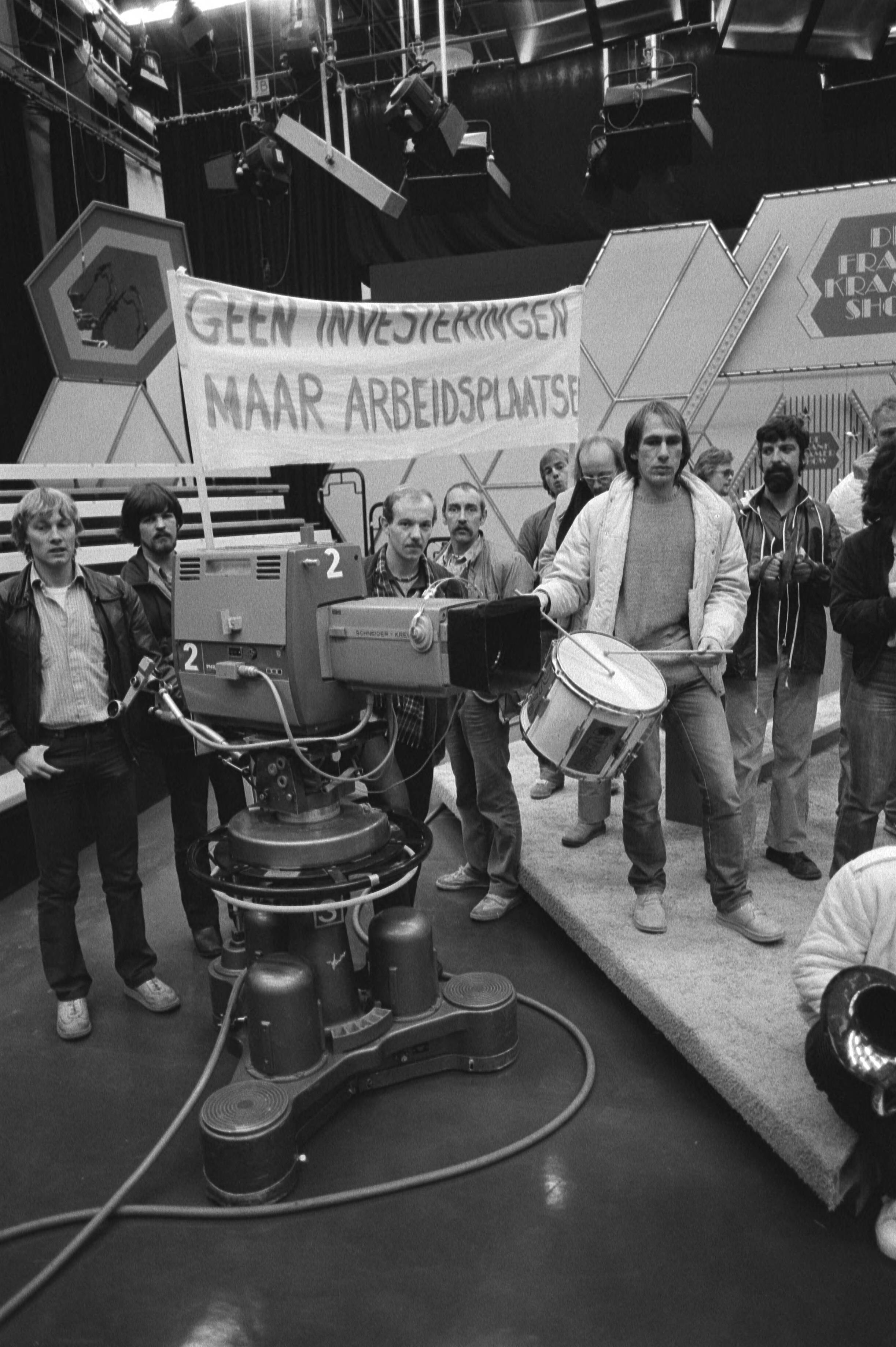 Staking bij de NOS in Hilversum — NOS-medewerkers met de muziek in de studio — Foto: Antonisse, Marcel / Anefo. Licentie: Set B: Rechtenvrij / Publiek Domein. Bron: Nationaal Archief. http://hdl.handle.net/10648/ad06623c-d0b4-102d-bcf8-003048976d84