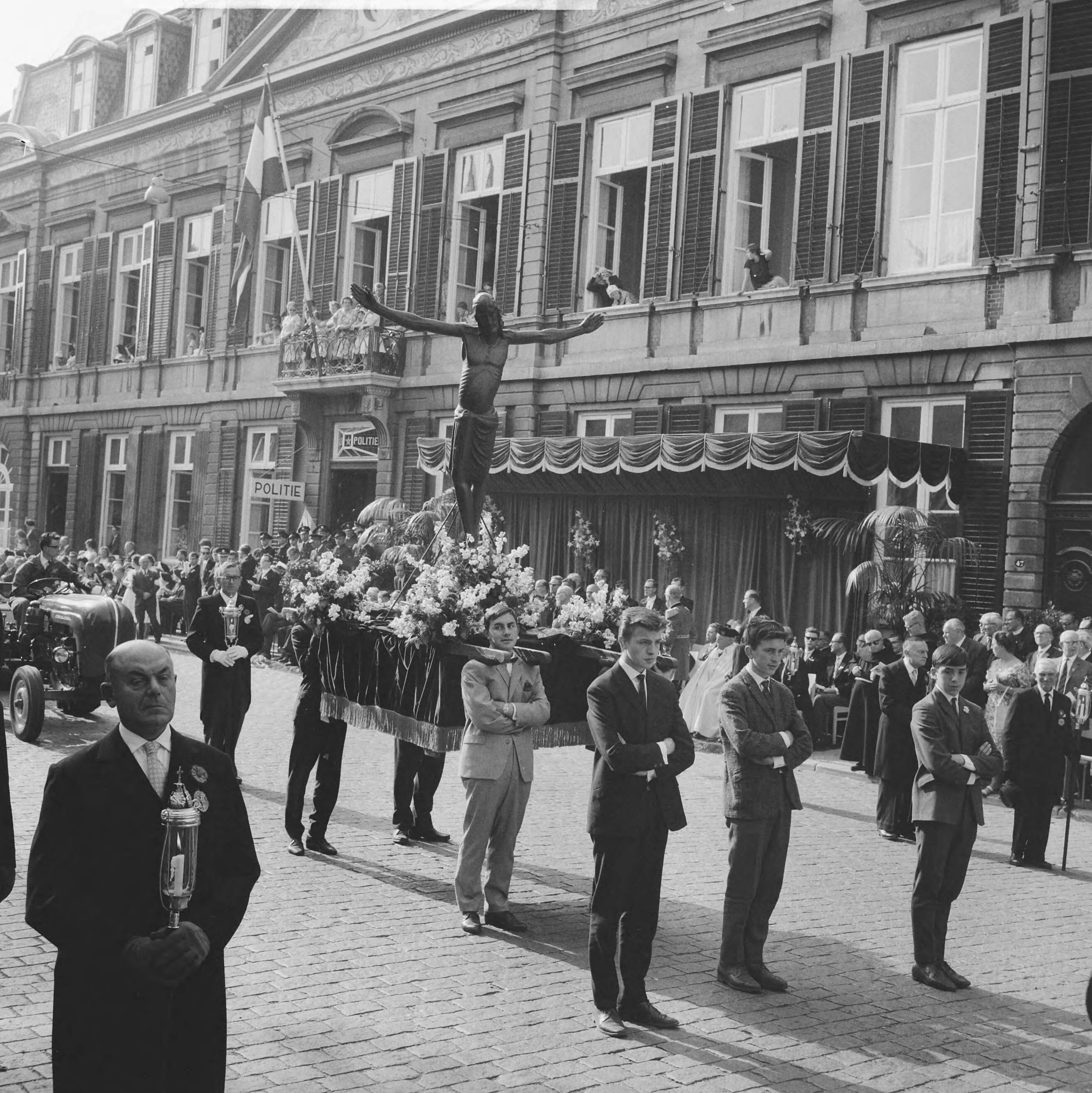 Fotocollectie Anefo — Heiligdomsvaart in Maastricht. Processie, de "Zwarte Christus van Wyck" wordt meegedragen — Foto: Koch, Eric / Anefo. Licentie: Set B: Rechtenvrij / Publiek Domein. Bron: Nationaal Archief. http://hdl.handle.net/10648/aa0fc604-d0b4-102d-bcf8-003048976d84
