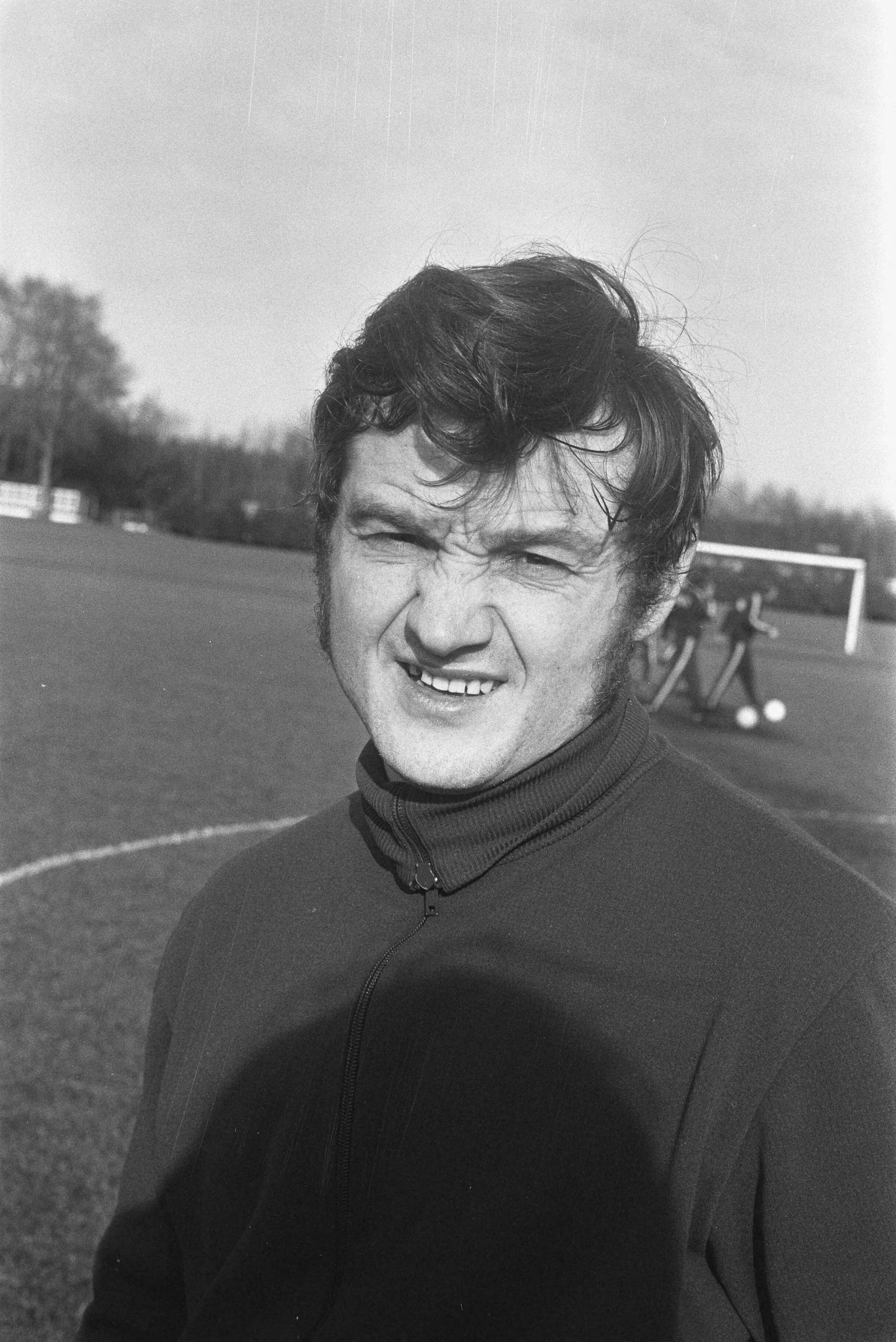 Fotocollectie Anefo — Nederlands elftal traint voor wedstrijd tegen Luxemburg, in Zeist; nr. 4A, 5A: Willy Lippens , kop — Foto: Verhoeff, Bert / Anefo. Licentie: Set B: Rechtenvrij / Publiek Domein. Bron: Nationaal Archief. http://hdl.handle.net/10648/abb4a54c-d0b4-102d-bcf8-003048976d84