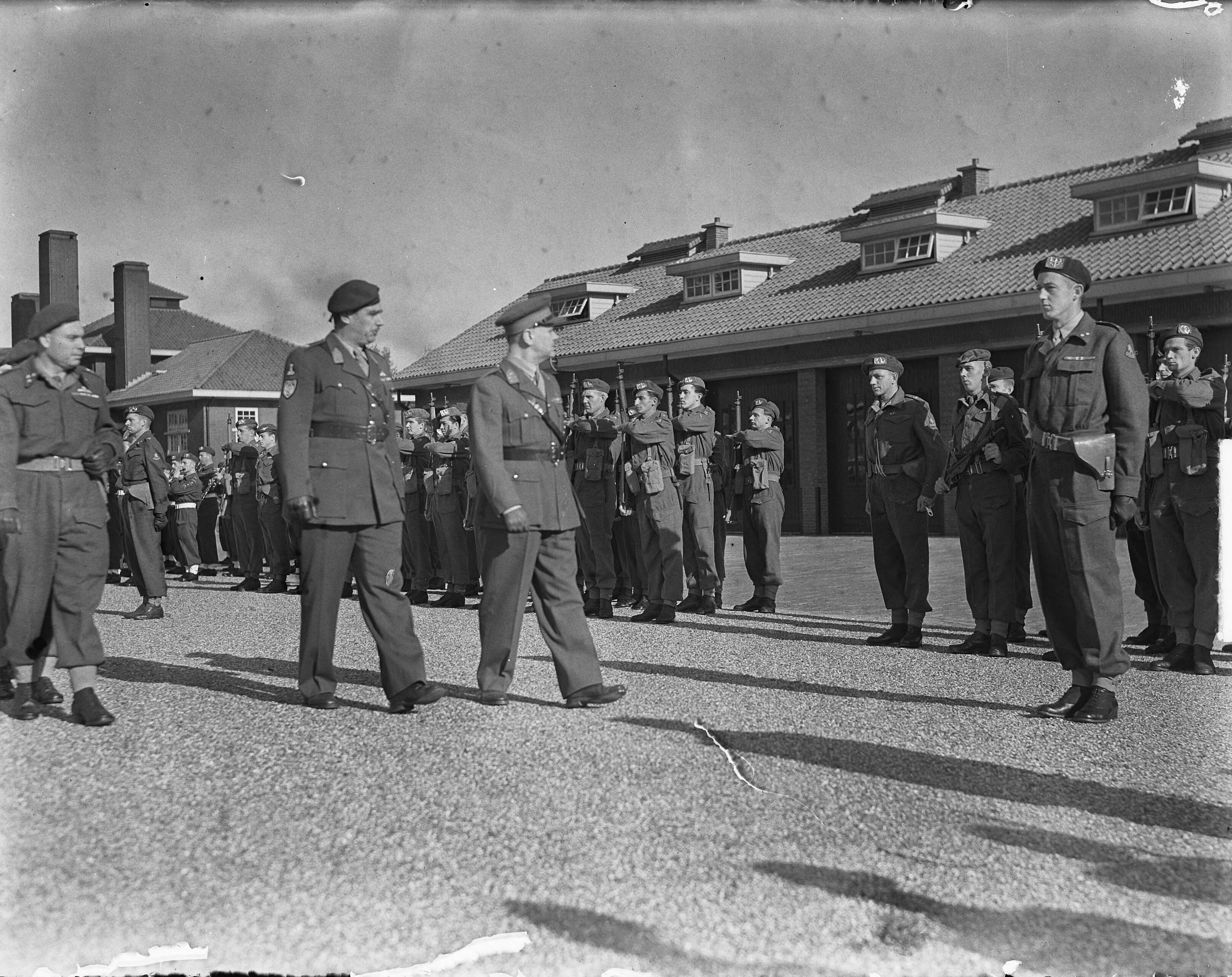 Inspectie door chef-staf generaal Kruls van de Korea-vrijwilligers in de nieuwe Alexanderkazerne te Den Haag — Foto: Noske, J.D. / Anefo. — Licentie: Set B: Rechtenvrij / Publiek Domein. Bron: Nationaal Archief. http://hdl.handle.net/10648/a8e0bcd4-d0b4-102d-bcf8-003048976d84