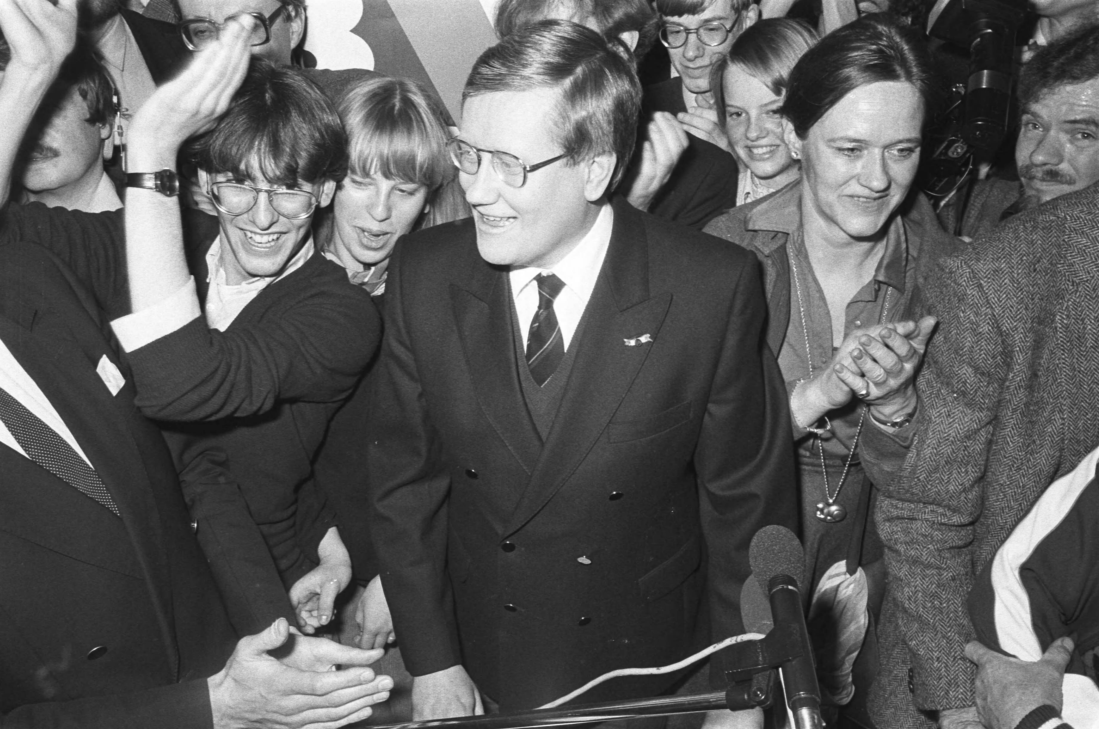 Fotocollectie Anefo — VVD-bijeenkomst in Bussum in verband met Provinciale Staten verkiezingen. Wiegel op de VVD-bijeenkomst — Foto: Bogaerts, Rob / Anefo. Licentie: Set B: Rechtenvrij / Publiek Domein. Bron: Nationaal Archief. http://hdl.handle.net/10648/ad1378a0-d0b4-102d-bcf8-003048976d84