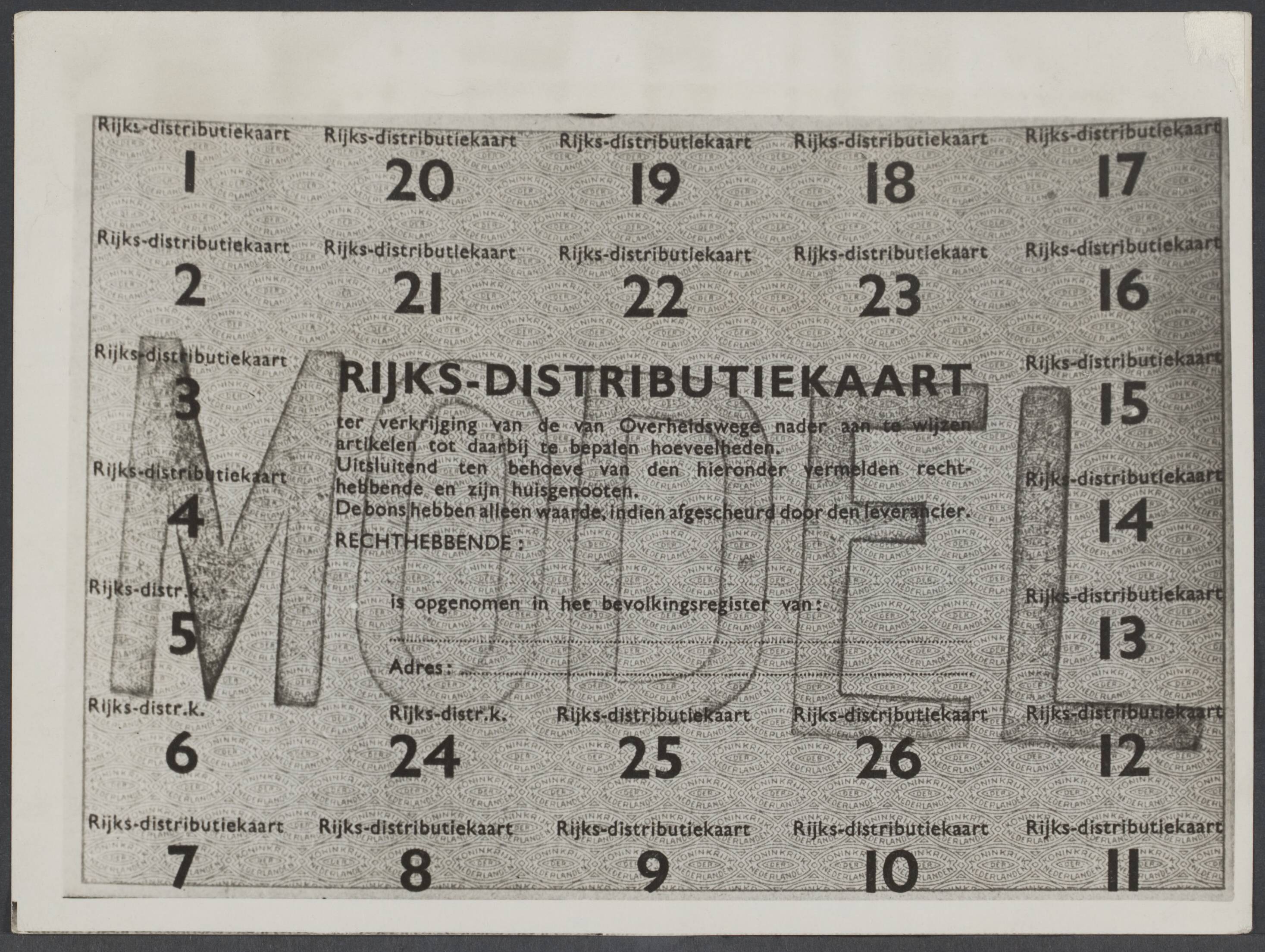 Distributie, voedselvoorziening. — Den Haag, 24 augustus 1939. Binnenkort zullen in verband met de mobilisatie van regeringswege worden overgegaan tot het uitgeven van nood stam- en distributiekaarten. Een model van een nooddistributiekaart — Foto: N.V. Polygoon. Licentie: Set B: Rechtenvrij / Publiek Domein. Bron: Nationaal Archief. http://hdl.handle.net/10648/595c267c-b85c-d53a-7e27-f0ac182b03c3