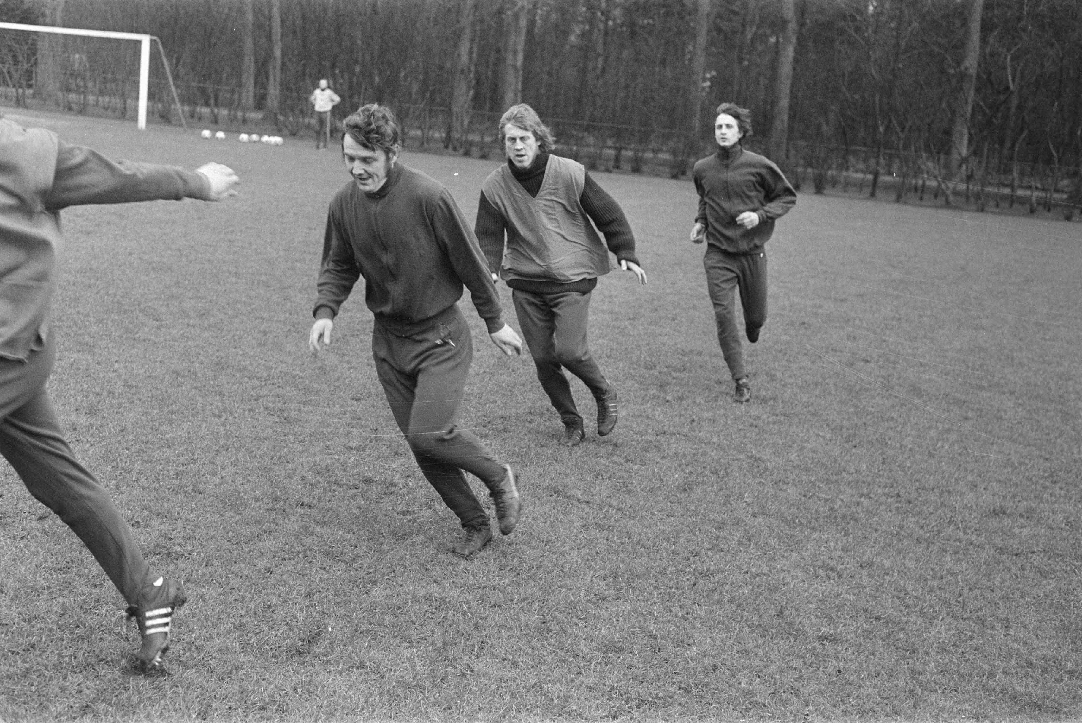 Fotocollectie Anefo — Selectie voor Nederlands elftal traint voor wedstrijd tegen Luxemburg, Zeist — Foto: Verhoeff, Bert / Anefo. Licentie: Set B: Rechtenvrij / Publiek Domein. Bron: Nationaal Archief. http://hdl.handle.net/10648/abb3c672-d0b4-102d-bcf8-003048976d84