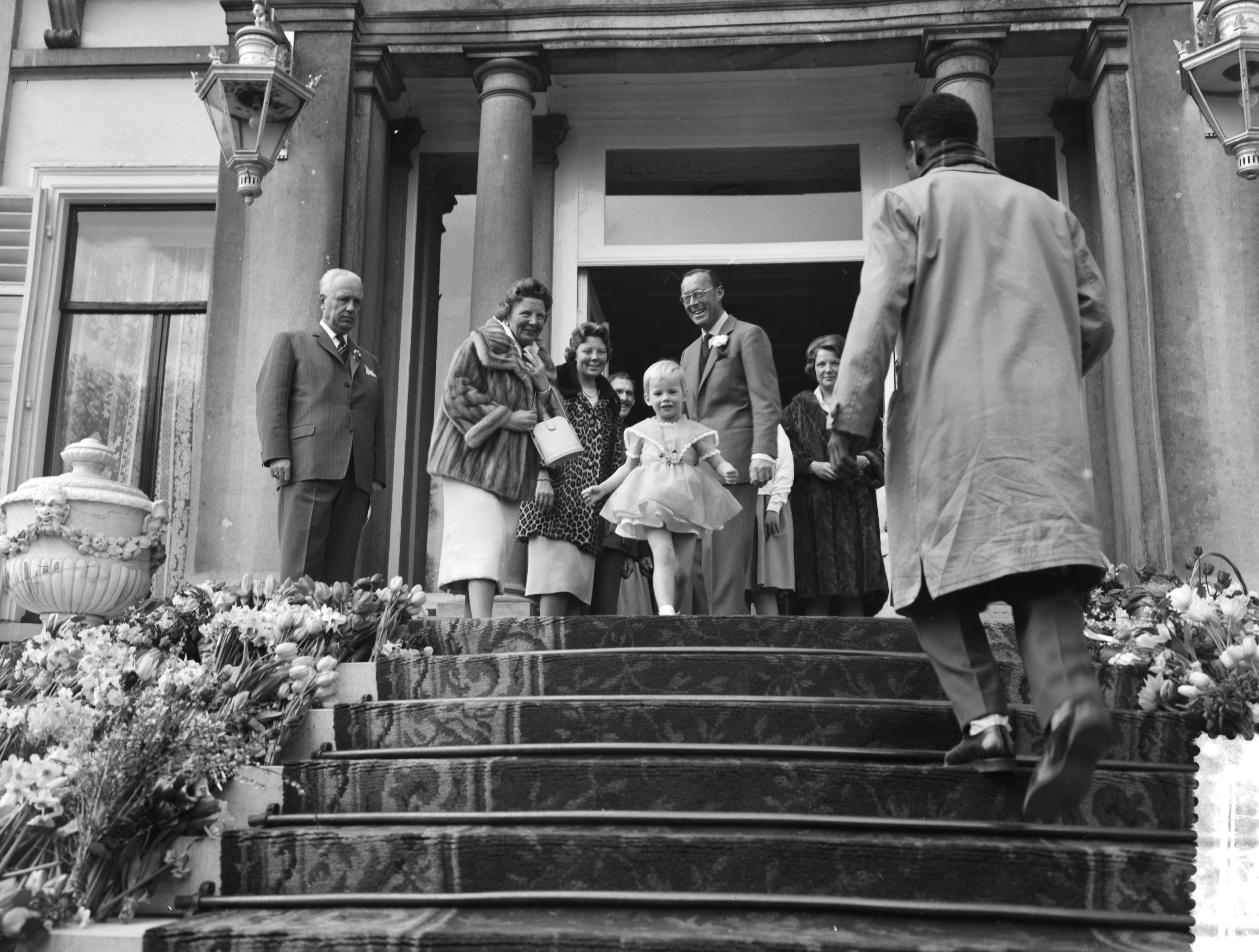 Koninginnedag 1960 — Een meisje verlaat het bordes — Foto: Rossem, Wim van / Anefo. Licentie: Set B: Rechtenvrij / Publiek Domein. Bron: Nationaal Archief. http://hdl.handle.net/10648/a9ad8408-d0b4-102d-bcf8-003048976d84
