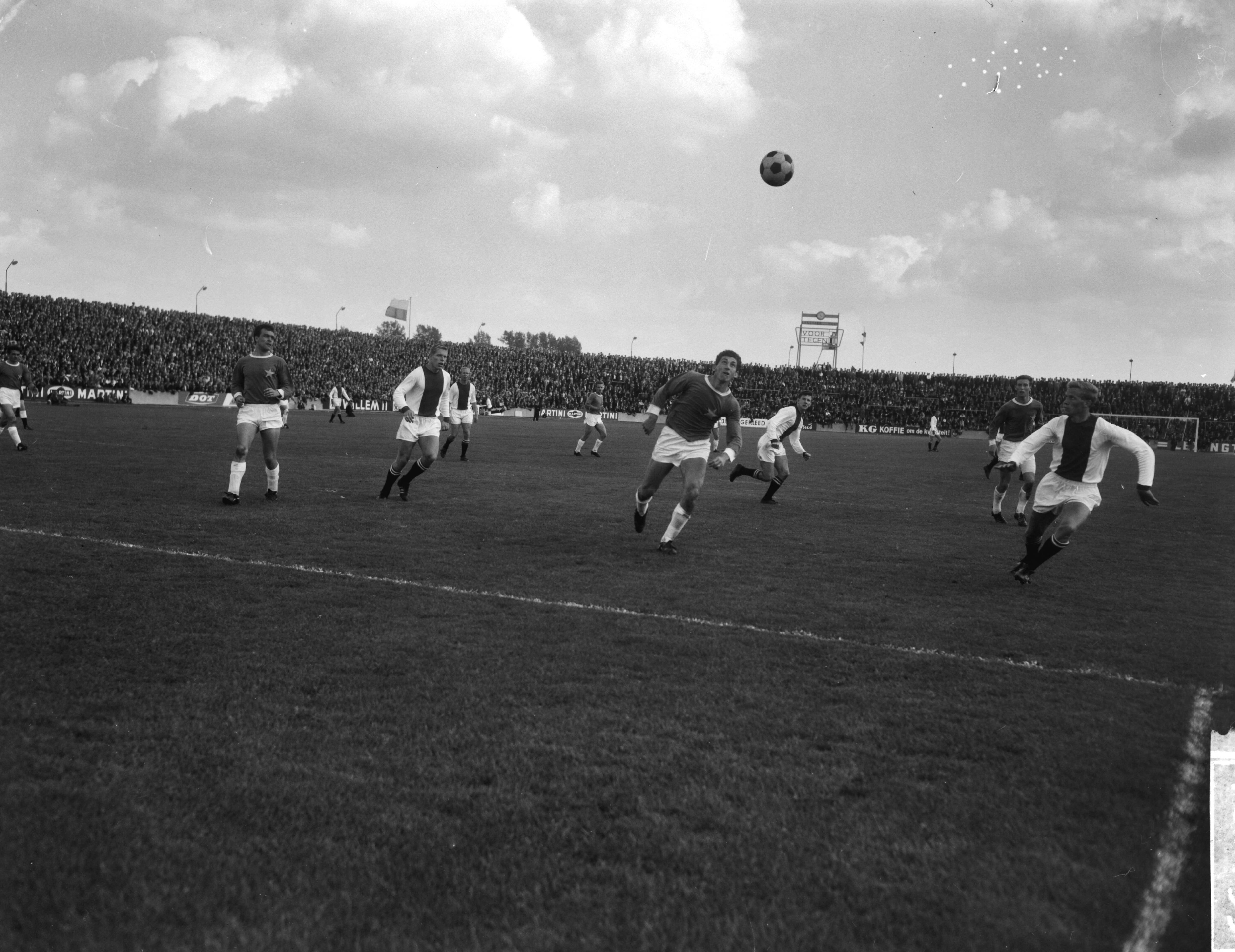 Fotocollectie Anefo — Voetbal. MVV-Ajax 0-1. Spelmoment met vlnr. Thal (MVV), Pronk, Haenen (MVV) en Nuninga — Foto: Bilsen, Joop van / Anefo. Licentie: Set B: Rechtenvrij / Publiek Domein. Bron: Nationaal Archief. http://hdl.handle.net/10648/aabd9be4-d0b4-102d-bcf8-003048976d84