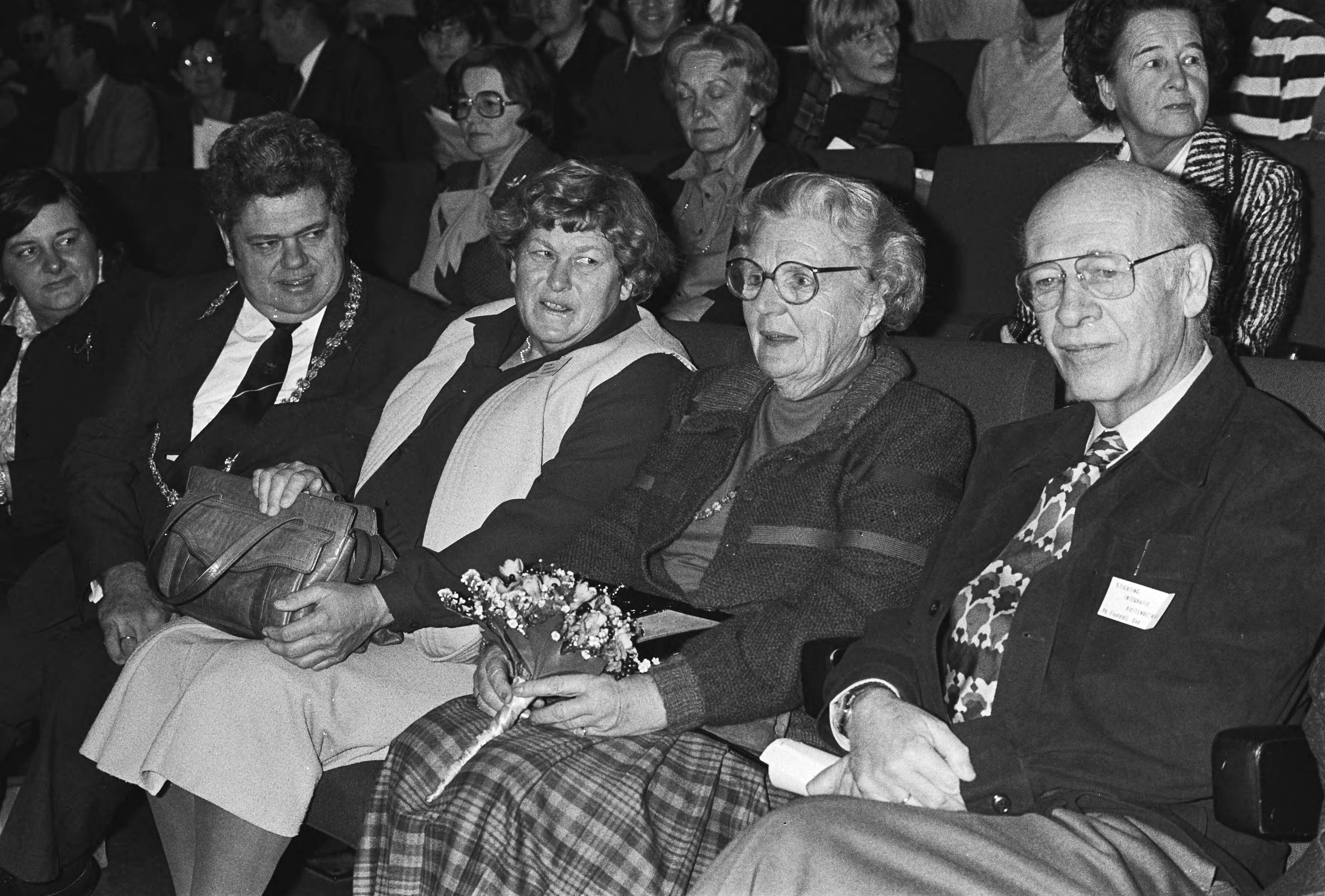 Fotocollectie Anefo — Prinses Juliana woontbijeenkomst bij van de Stichting Integratie Buitenbeentjes in Utrecht. V.l.n.r. burgemeester H.J.L. Vonhoff, mevr. Baan, prinses Juliana en de arts Fiedeldij Dop — Foto: Croes, Rob C. / Anefo. Licentie: Set B: Rechtenvrij / Publiek Domein. Bron: Nationaal Archief. http://hdl.handle.net/10648/acec9834-d0b4-102d-bcf8-003048976d84