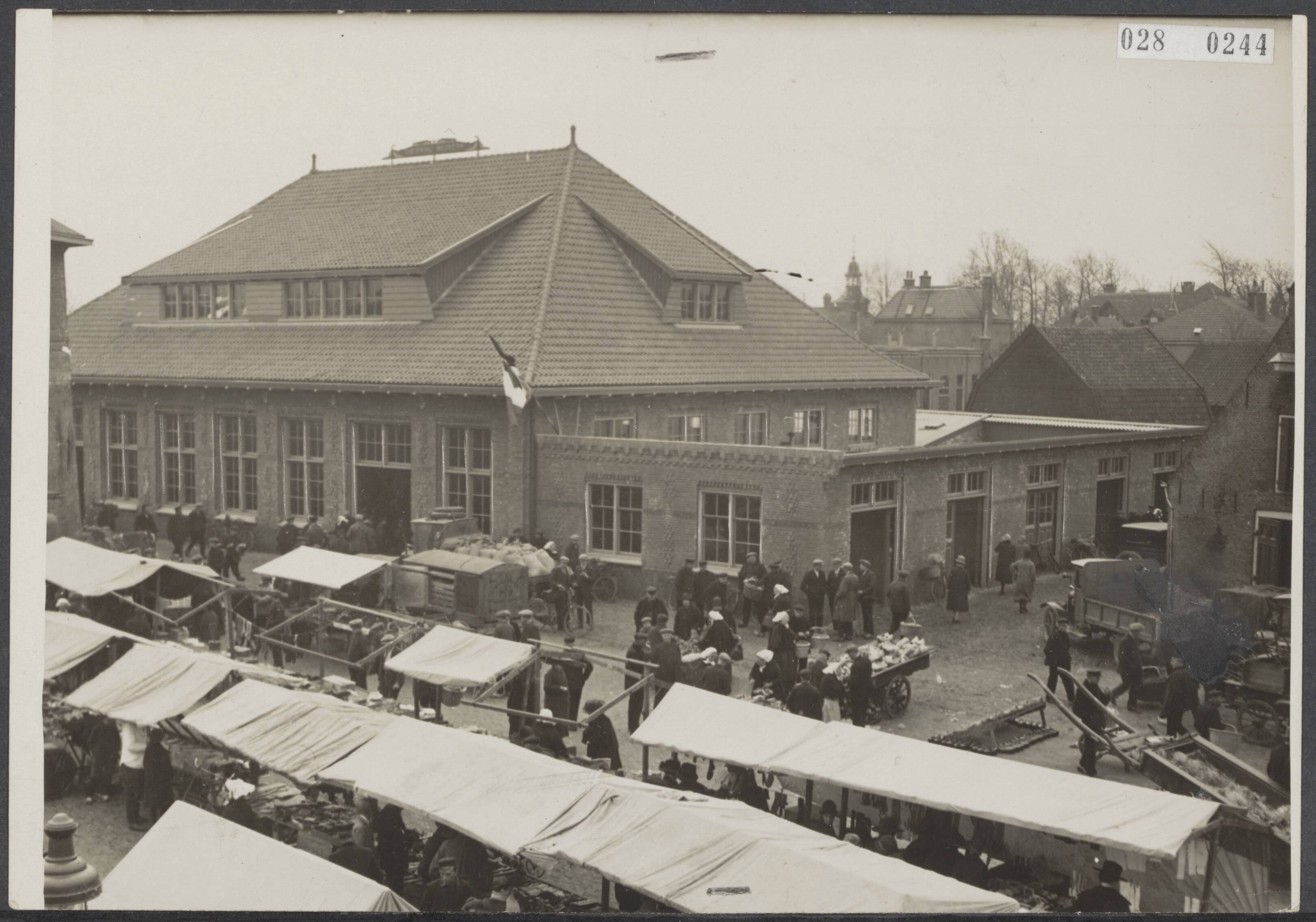 Fotocollectie Elsevier Binnenland — Markt voor de nieuwe Eierhal te Nijkerk op de Veluwe — Foto: N.V. Vereenigde Fotobureaux. Licentie: Set B: Rechtenvrij / Publiek Domein. Bron: Nationaal Archief. http://hdl.handle.net/10648/addd3b5e-d0b4-102d-bcf8-003048976d84