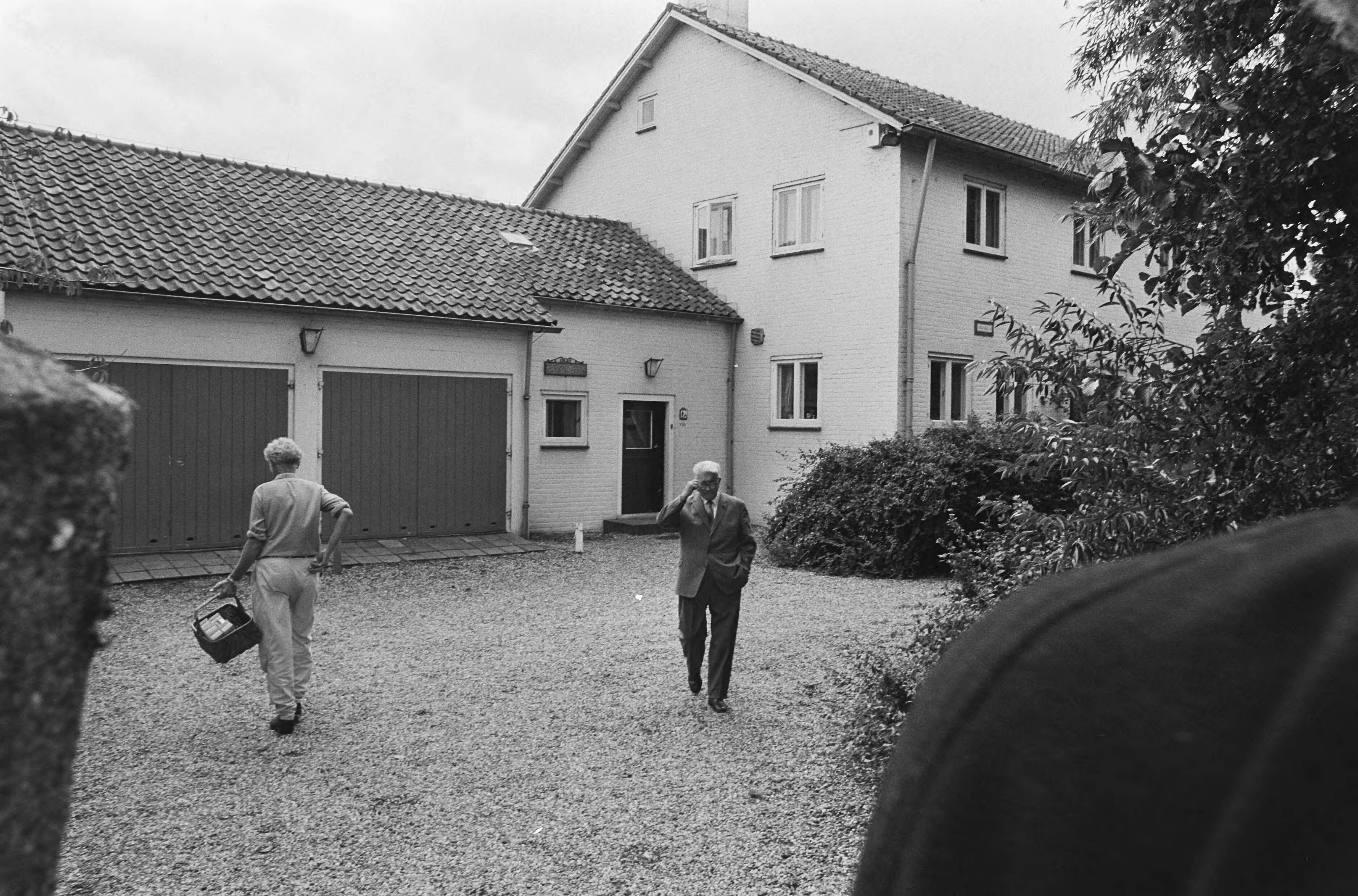 Fotocollectie Anefo — Ex RSV topman de Vries nodigt pers op koffie in villa in Vinkeveen, waarvan veiling niet door zal gaan; villa van de Vries in Vinkeveen ( nr. 8 , 9: met de — Foto: Gerrits, Roland / Anefo. Licentie: Set B: Rechtenvrij / Publiek Domein. Bron: Nationaal Archief. http://hdl.handle.net/10648/ad5698a6-d0b4-102d-bcf8-003048976d84