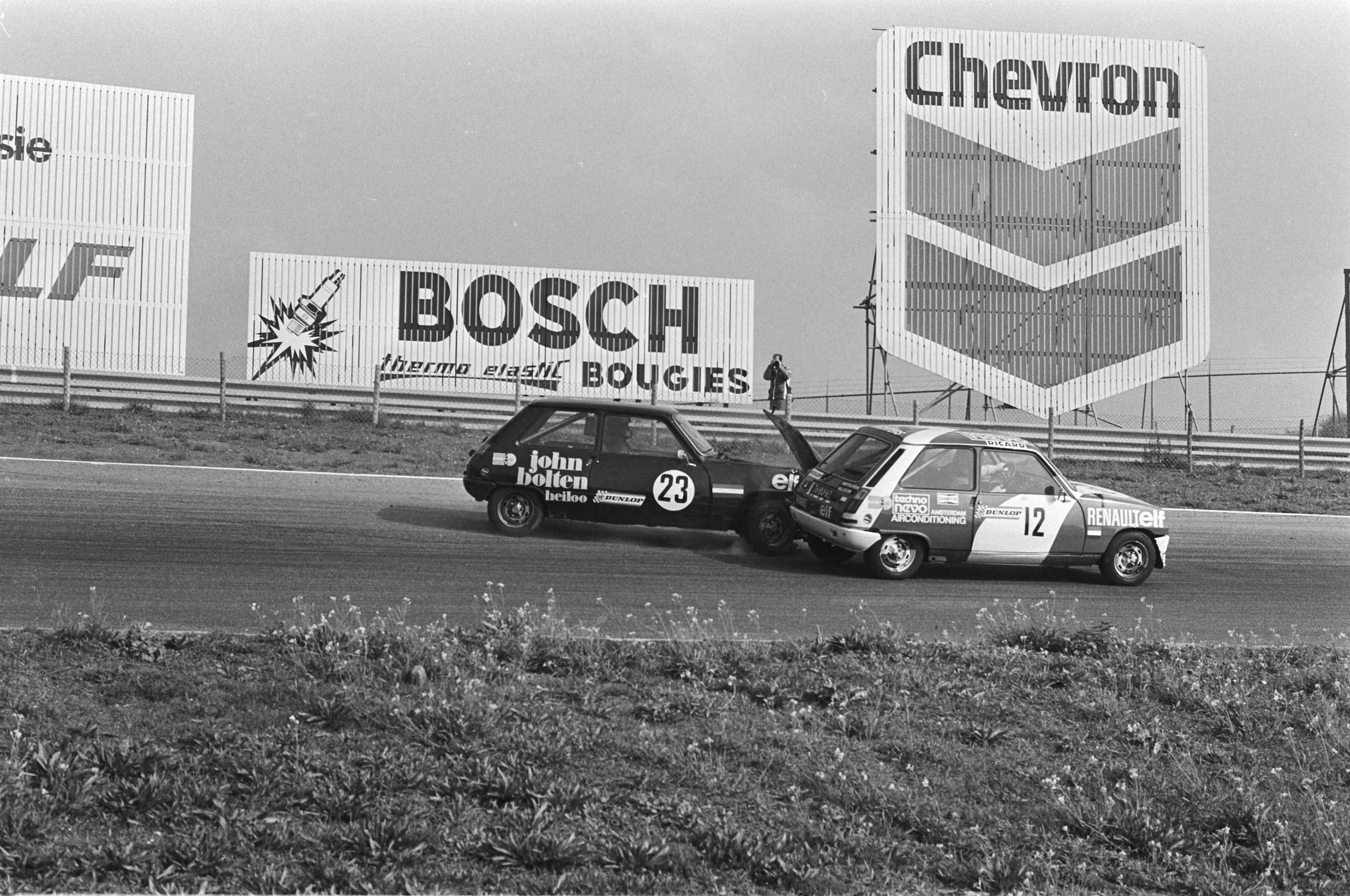 Fotocollectie Anefo — Autoraces op Zandvoort; finale race Renault vijf , botsing Henk Boerkamp (nr. 23) op Johan van de Velde (nr. 12) — Foto: Peters, Hans / Anefo. Licentie: Set B: Rechtenvrij / Publiek Domein. Bron: Nationaal Archief. http://hdl.handle.net/10648/ac8ce4de-d0b4-102d-bcf8-003048976d84