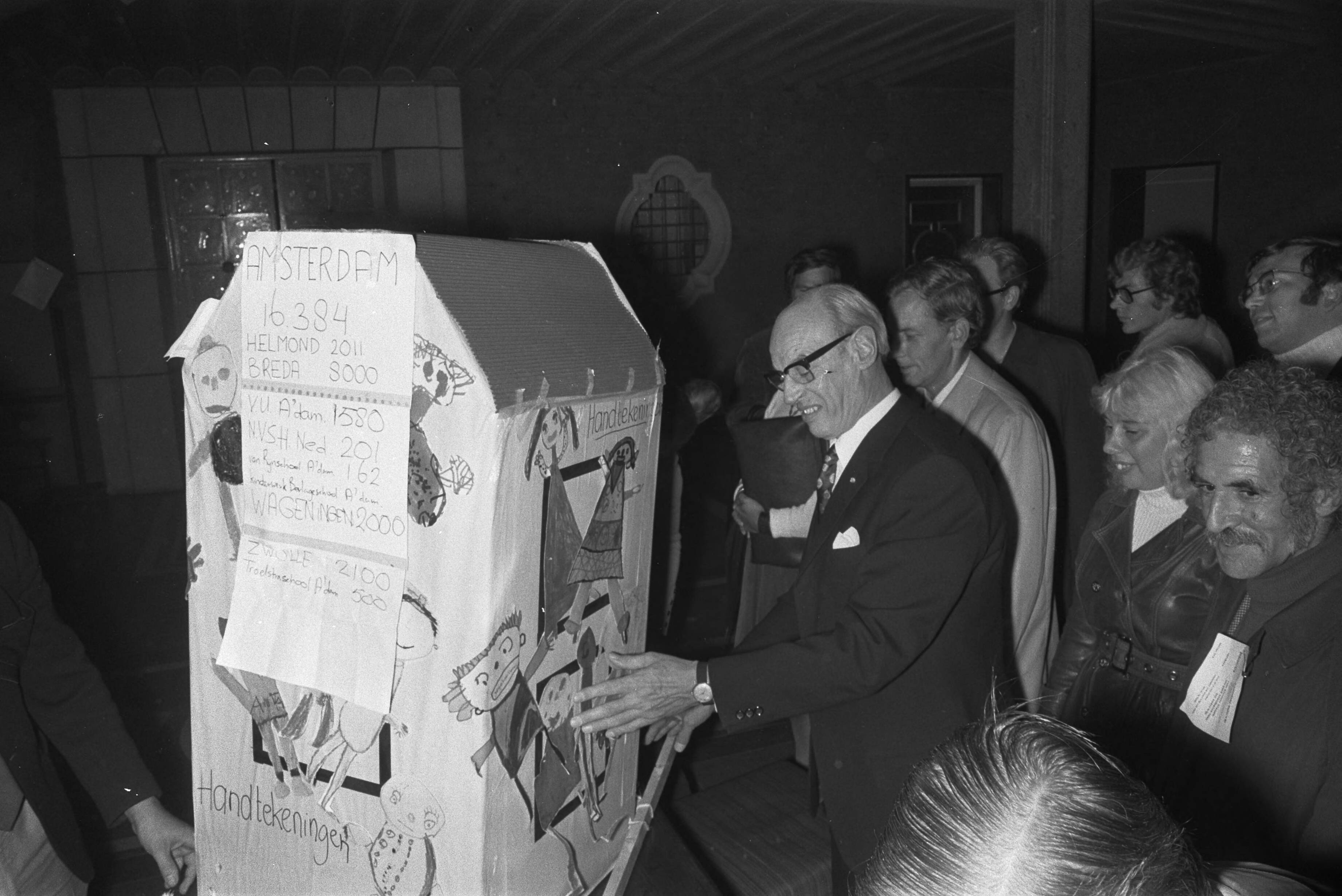 Fotocollectie Anefo — Demonstratie tegen onderwijsbeleid van kabinet Biesheuvel in Den Haag , delegatie bood staatssecretairs Schelfhout school van karton aan / — Foto: Peters, Hans / Anefo. Licentie: Set B: Rechtenvrij / Publiek Domein. Bron: Nationaal Archief. http://hdl.handle.net/10648/abd048ec-d0b4-102d-bcf8-003048976d84