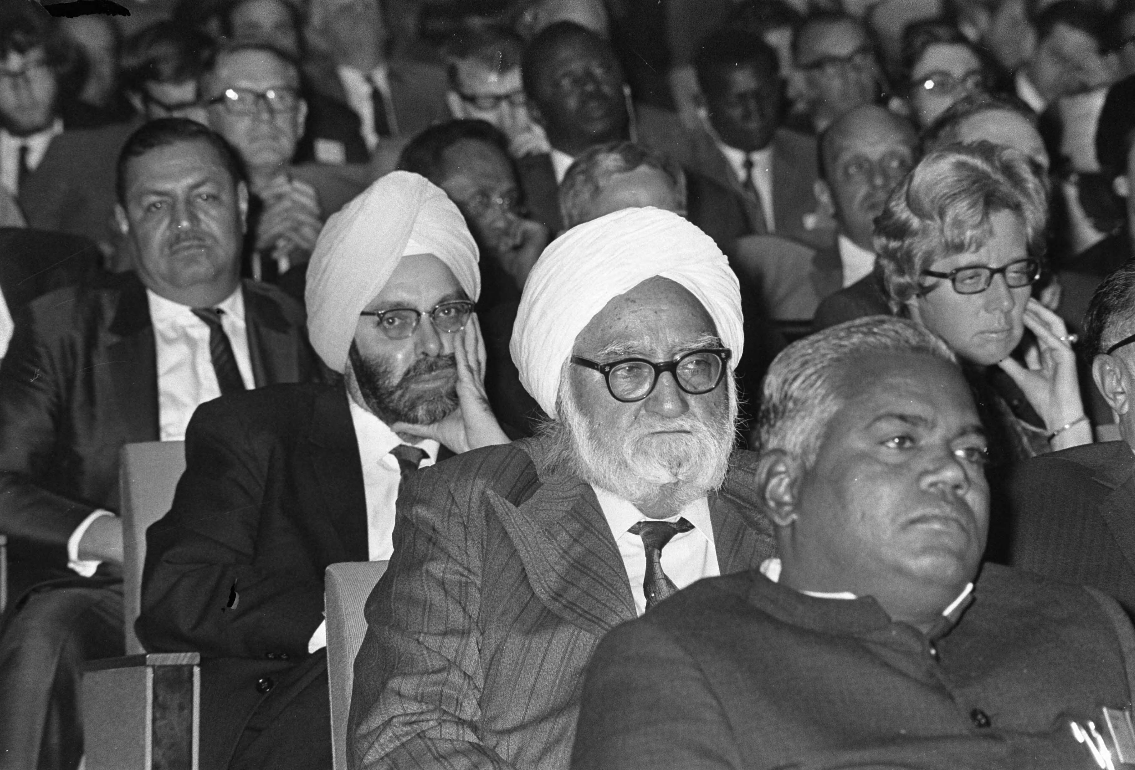 Fotocollectie Anefo — Tweede Wereldvoedselcongres in Den Haag ; enkele vertegenwoordigers uit India — Foto: Mieremet, Rob / Anefo. Licentie: Set B: Rechtenvrij / Publiek Domein. Bron: Nationaal Archief. http://hdl.handle.net/10648/ab99cdda-d0b4-102d-bcf8-003048976d84