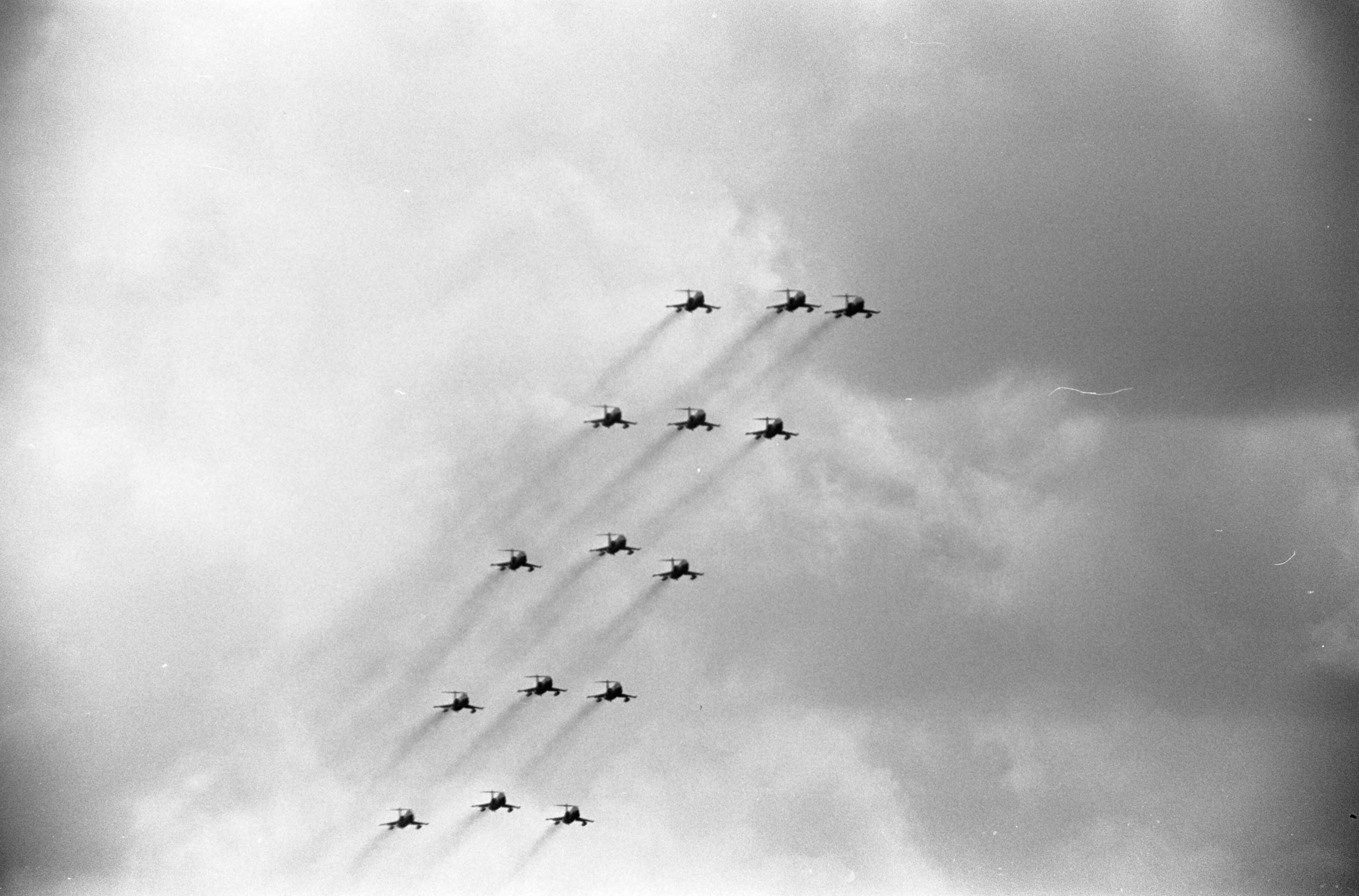 Fotocollectie Anefo — Koningin Juliana geeft vaandel aan de Koninklijke Luchtmacht, formatie vliegen. F104G Starfighters — Foto: Koch, Eric / Anefo. Licentie: Set B: Rechtenvrij / Publiek Domein. Bron: Nationaal Archief. http://hdl.handle.net/10648/aaa95990-d0b4-102d-bcf8-003048976d84