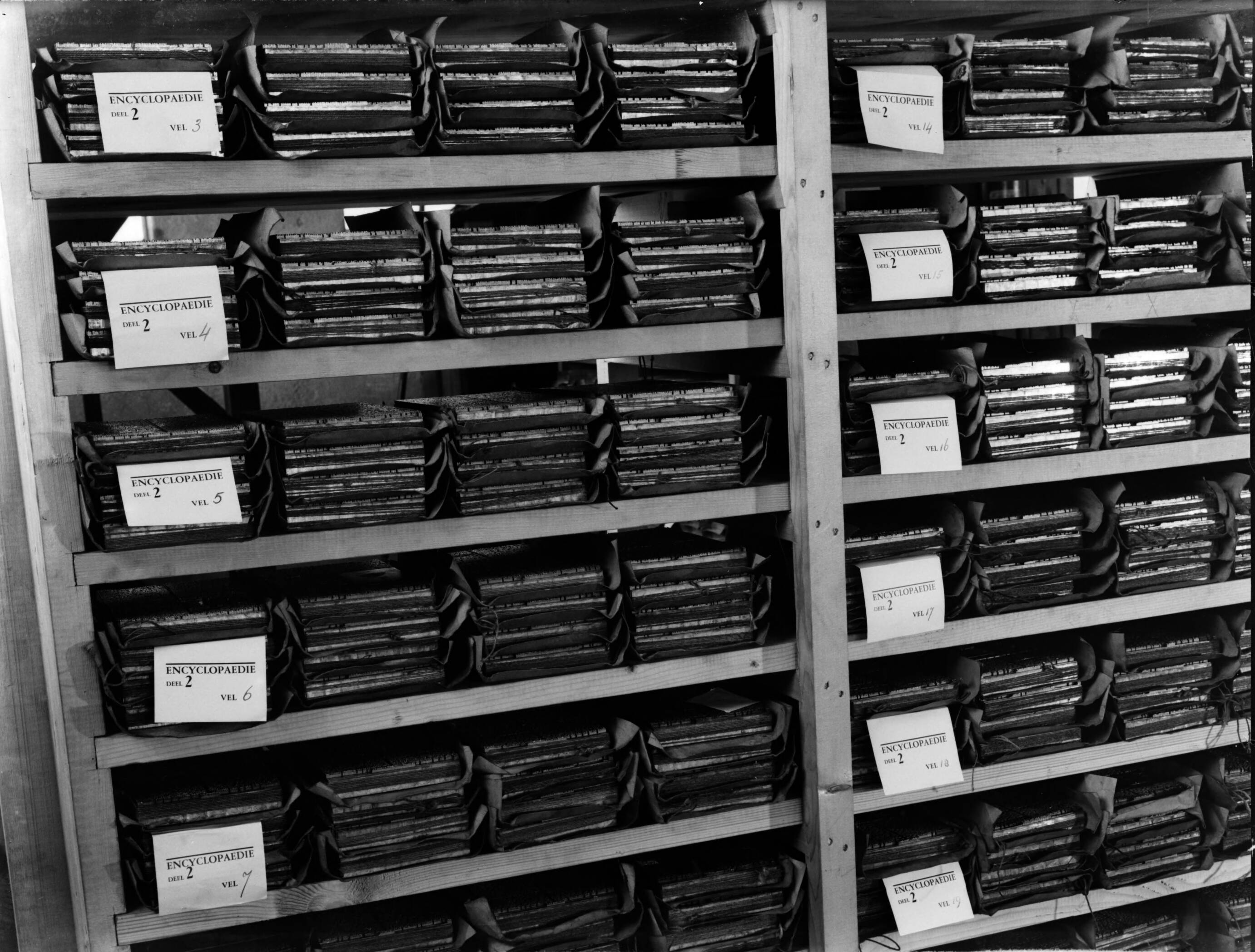 Reportage Drukkerij Meijer — Stellingen met zetsel encyclopedie — Foto: Poll, Willem van de. Licentie: Set B: Rechtenvrij / Publiek Domein. Bron: Nationaal Archief. http://hdl.handle.net/10648/ae98fb78-d0b4-102d-bcf8-003048976d84