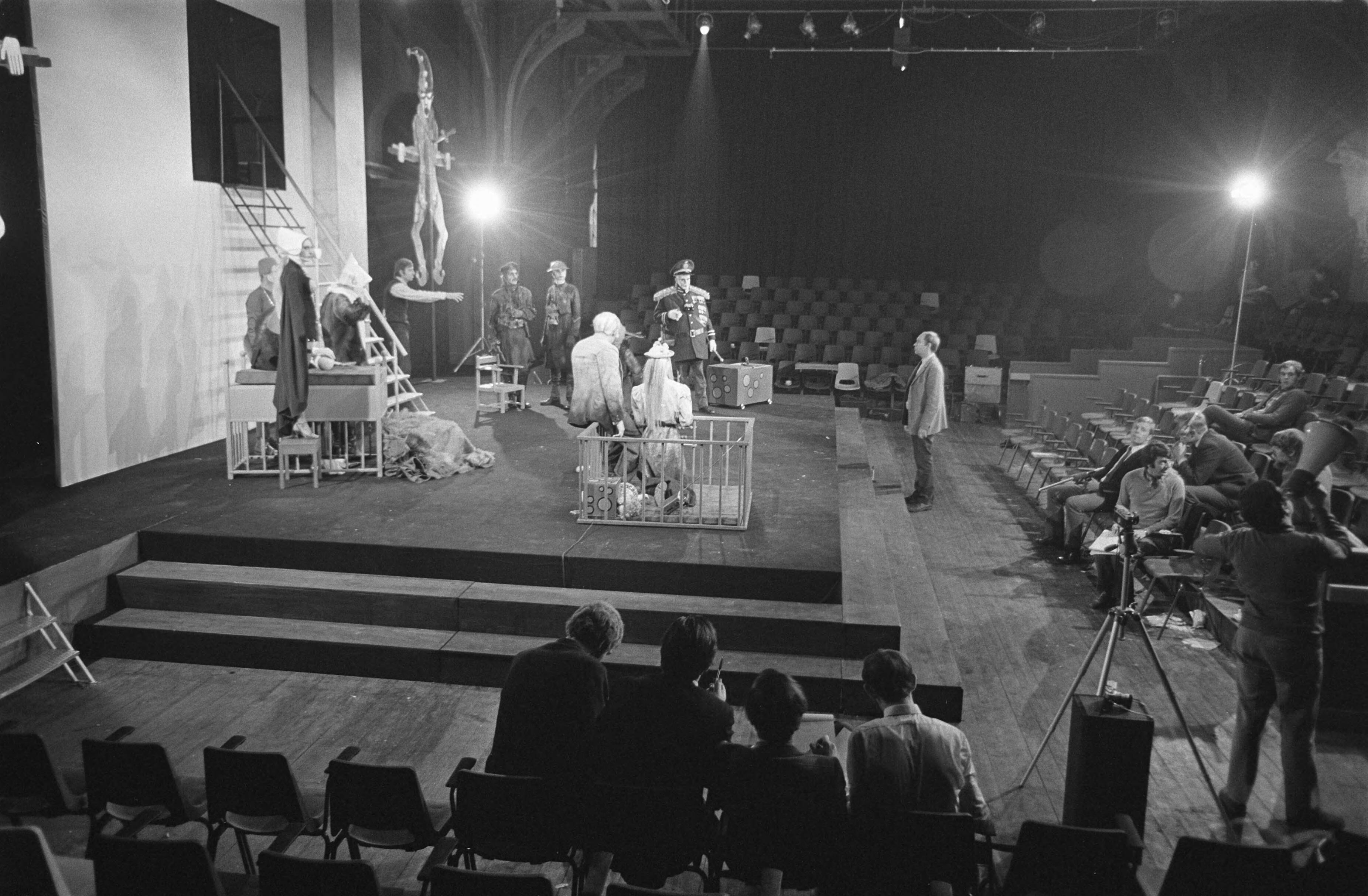 Fotocollectie Anefo — Haagse Comedie opent nieuw theater "Hot" in Den Haag . Nummers 17.18 Interieur theater — Foto: Evers, Joost / Anefo. Licentie: Set B: Rechtenvrij / Publiek Domein. Bron: Nationaal Archief. http://hdl.handle.net/10648/ab7f4ee2-d0b4-102d-bcf8-003048976d84