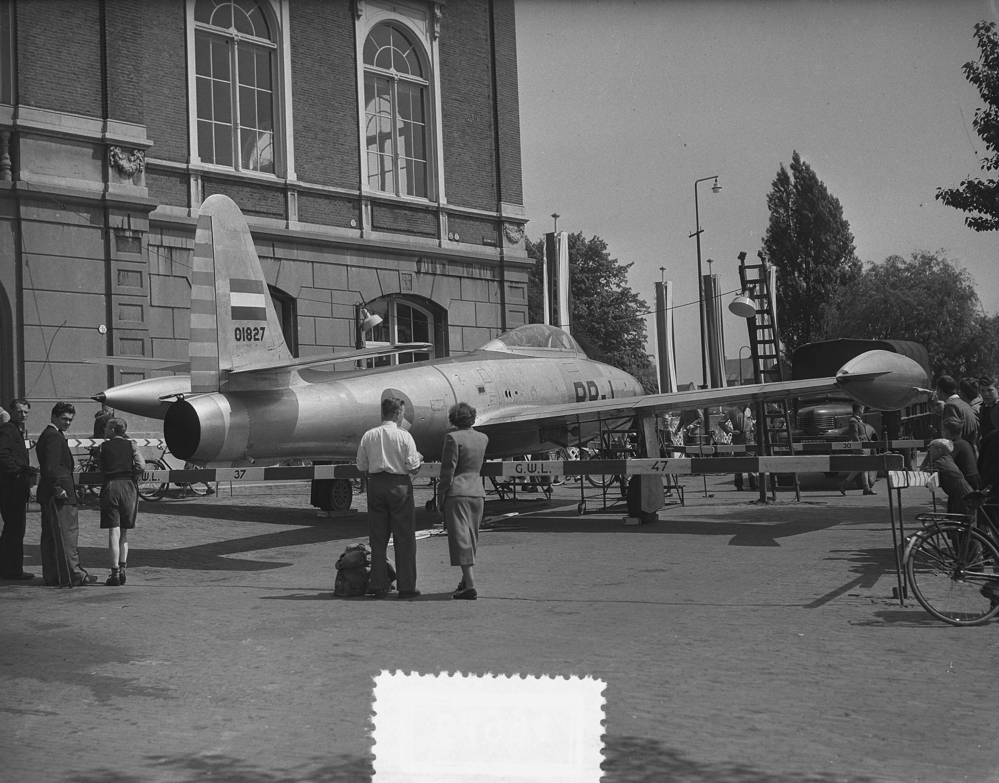 Fotocollectie Anefo — Leeuwarden vliegfeest, Een Thunderjet straaljager van de Koninklijke Luchtmacht op het plein voor de Beursplein te Leeuwarden — Foto: Bilsen, Joop van / Anefo. Licentie: Set B: Rechtenvrij / Publiek Domein. Bron: Nationaal Archief. http://hdl.handle.net/10648/a922fa36-d0b4-102d-bcf8-003048976d84