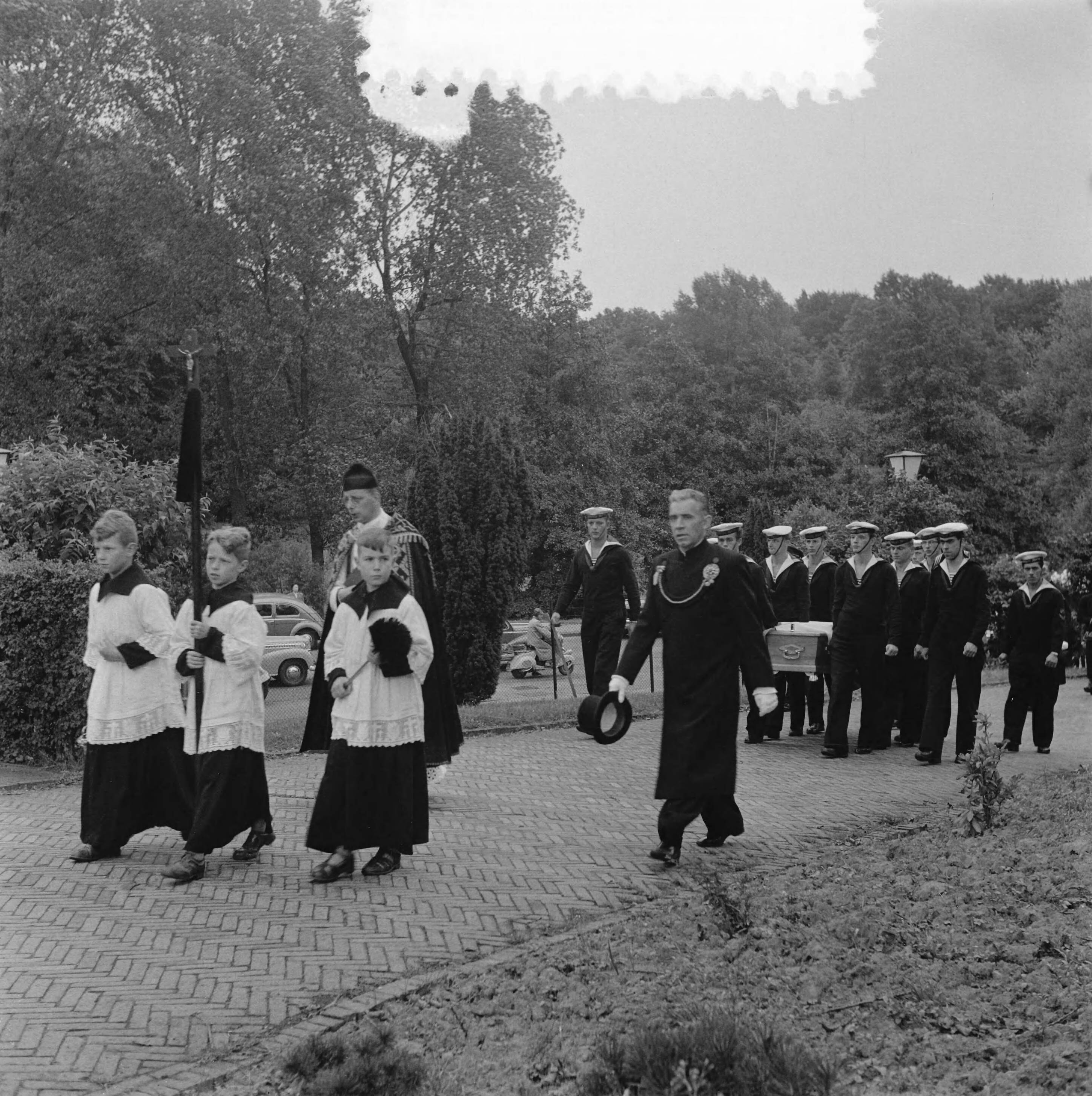 Fotocollectie Anefo — Marinebegrafenis van Eerste Matroos A.J.A. Rith te Heerlen — Foto: Rossem, Wim van / Anefo. Licentie: Set B: Rechtenvrij / Publiek Domein. Bron: Nationaal Archief. http://hdl.handle.net/10648/a94d8a30-d0b4-102d-bcf8-003048976d84