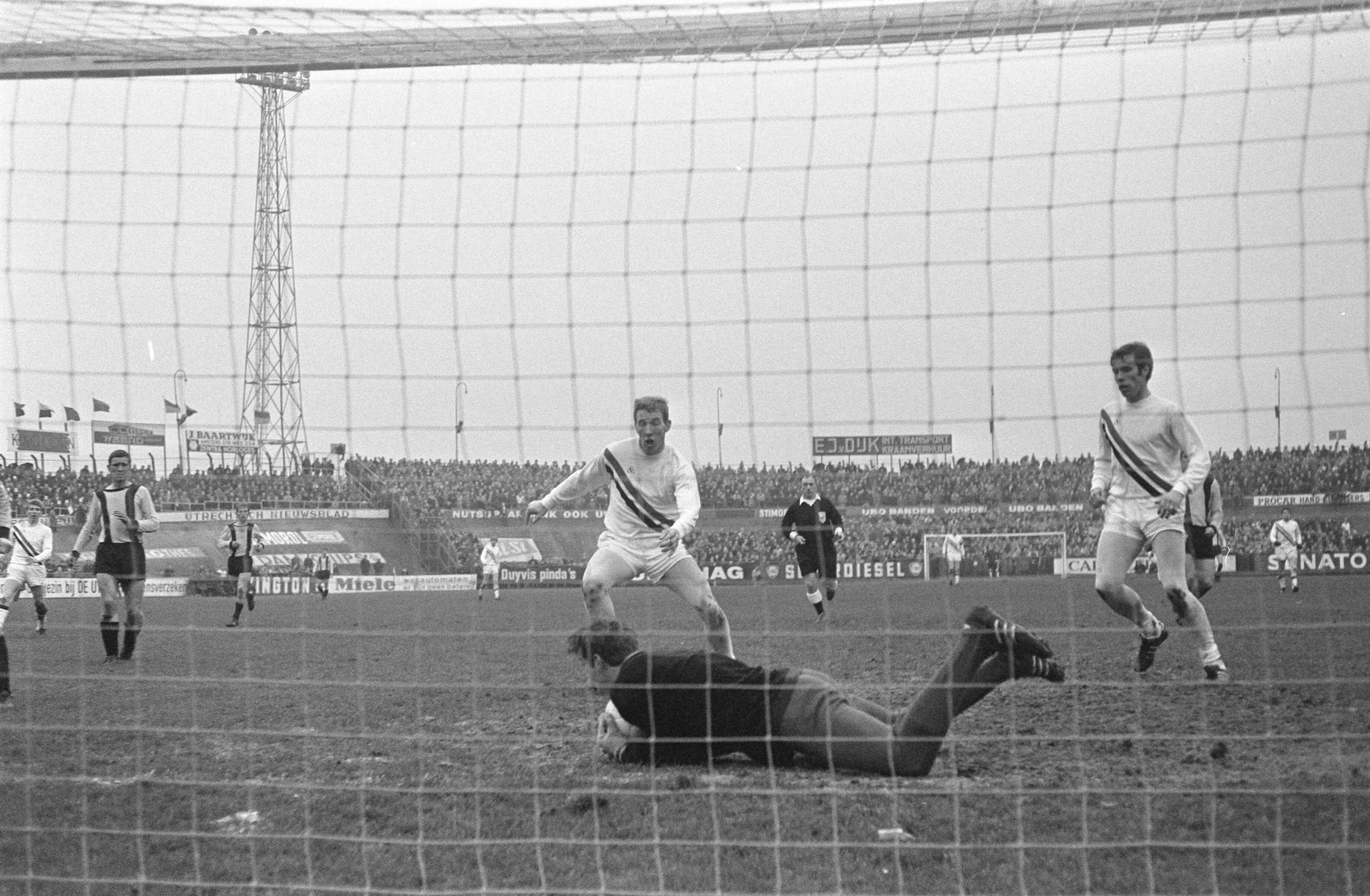 Fotocollectie Anefo — DOS-FC Twente 0-5 — Foto: Koch, Eric / Anefo. Licentie: Set B: Rechtenvrij / Publiek Domein. Bron: Nationaal Archief. http://hdl.handle.net/10648/ab551708-d0b4-102d-bcf8-003048976d84
