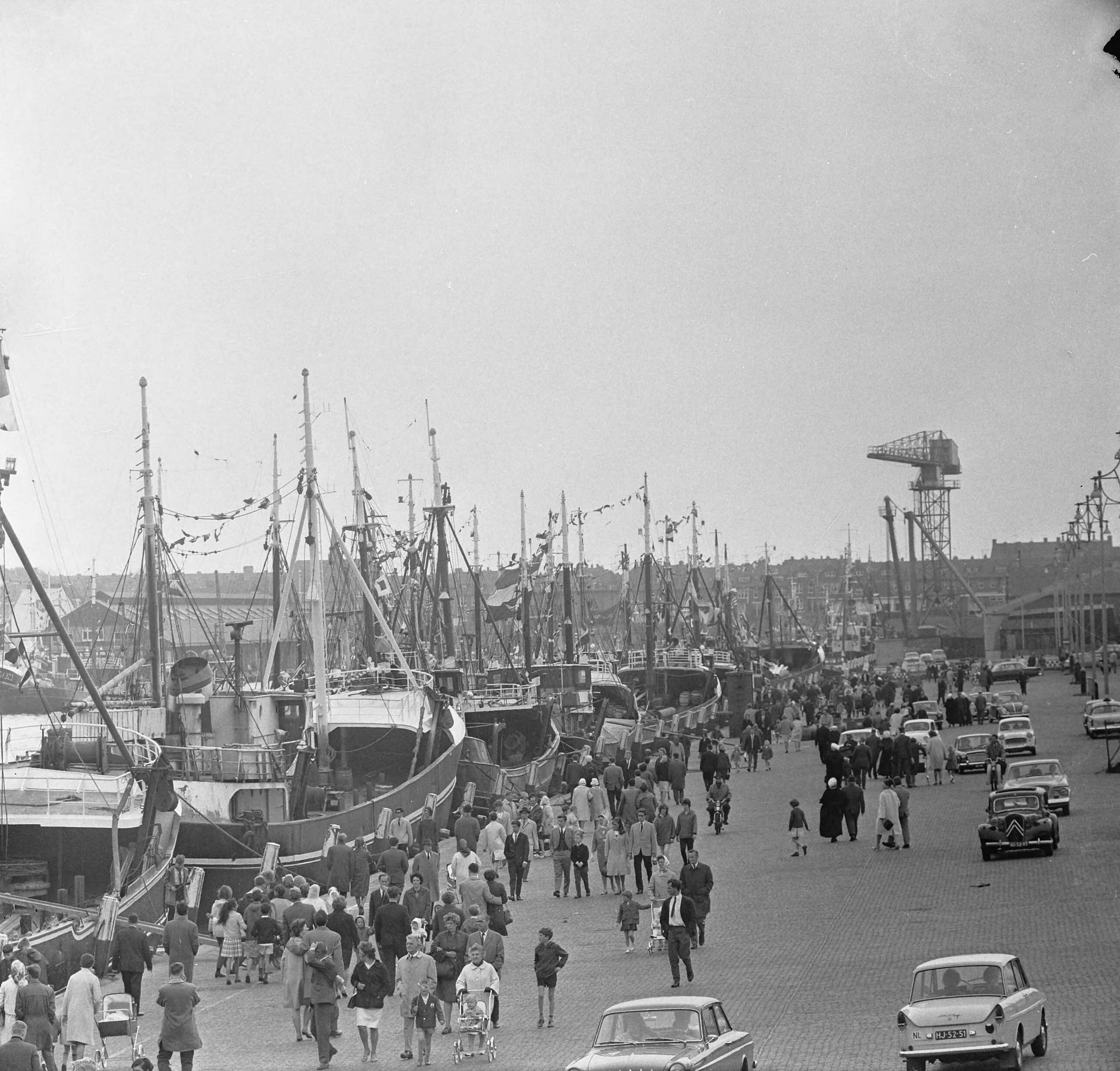 Fotocollectie Anefo — Vlaggetjesdag in Scheveningen — Foto: Voets, Jan / Anefo. Licentie: Set B: Rechtenvrij / Publiek Domein. Bron: Nationaal Archief. http://hdl.handle.net/10648/aaeb94f4-d0b4-102d-bcf8-003048976d84