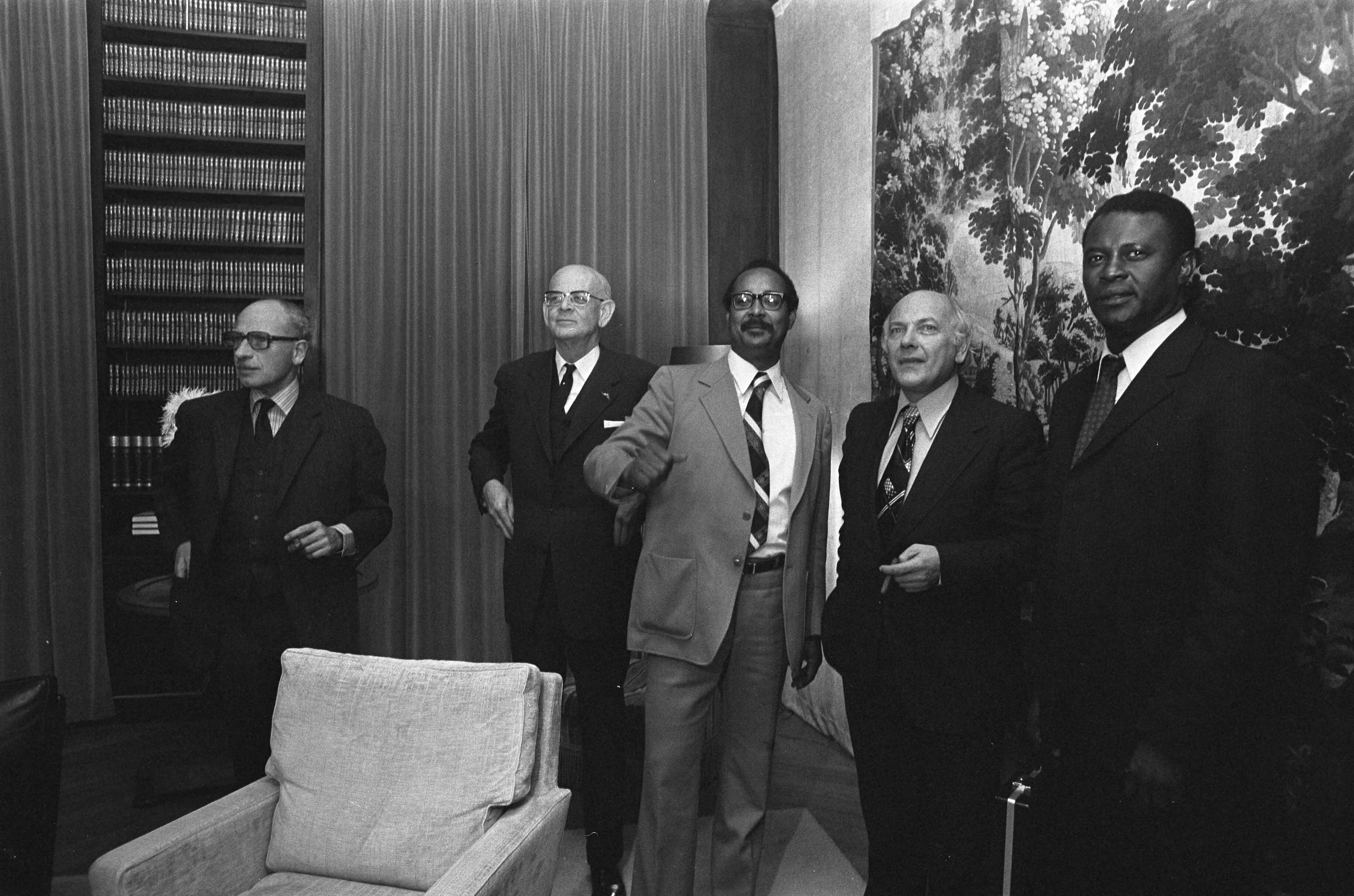 Fotocollectie Anefo — Nederlandse en Surinaamse regering bespreken emigratie Surinamers in Catshuis Den Haag ; vlnr De Gaay Fortman, premier Arron, Den Uyl en Hoost (Just., politie, — Foto: Mieremet, Rob / Anefo. Licentie: Set B: Rechtenvrij / Publiek Domein. Bron: Nationaal Archief. http://hdl.handle.net/10648/ac568d76-d0b4-102d-bcf8-003048976d84