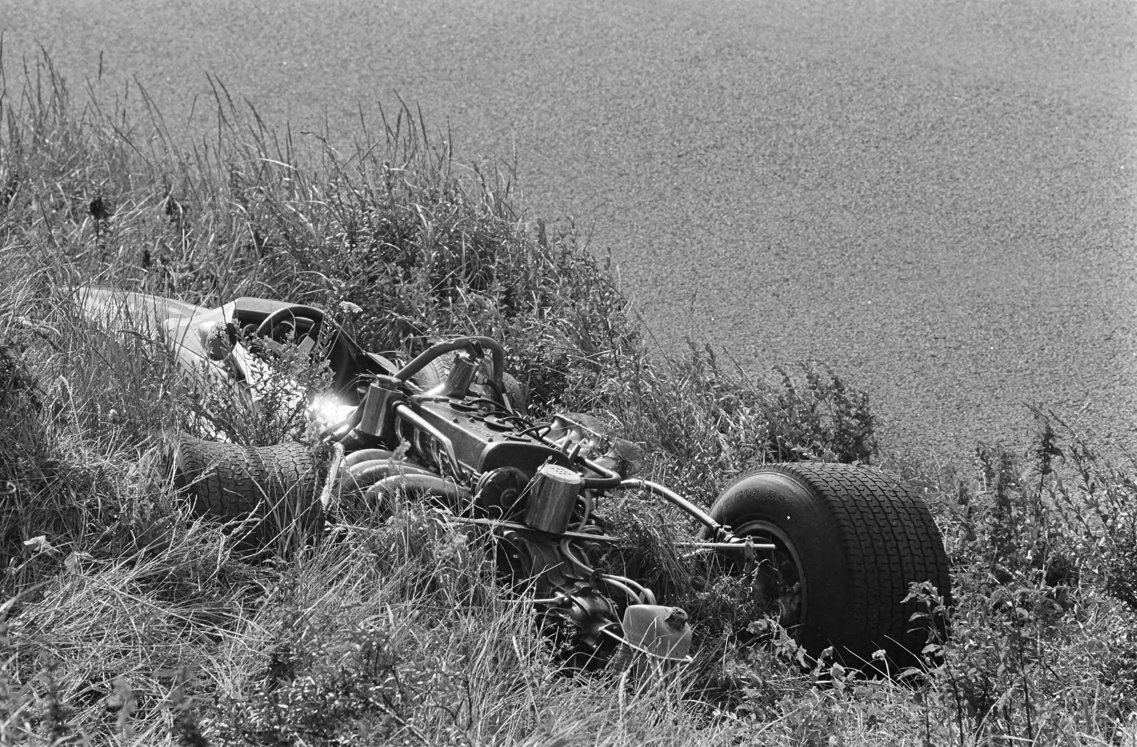 Fotocollectie Anefo — Grote Prijs van Zandvoort formule II . De vernielde wagen waar Clay Regazzoni ongedeerd uitkwam — Foto: Evers, Joost / Anefo. Licentie: Set B: Rechtenvrij / Publiek Domein. Bron: Nationaal Archief. http://hdl.handle.net/10648/ab4843f2-d0b4-102d-bcf8-003048976d84