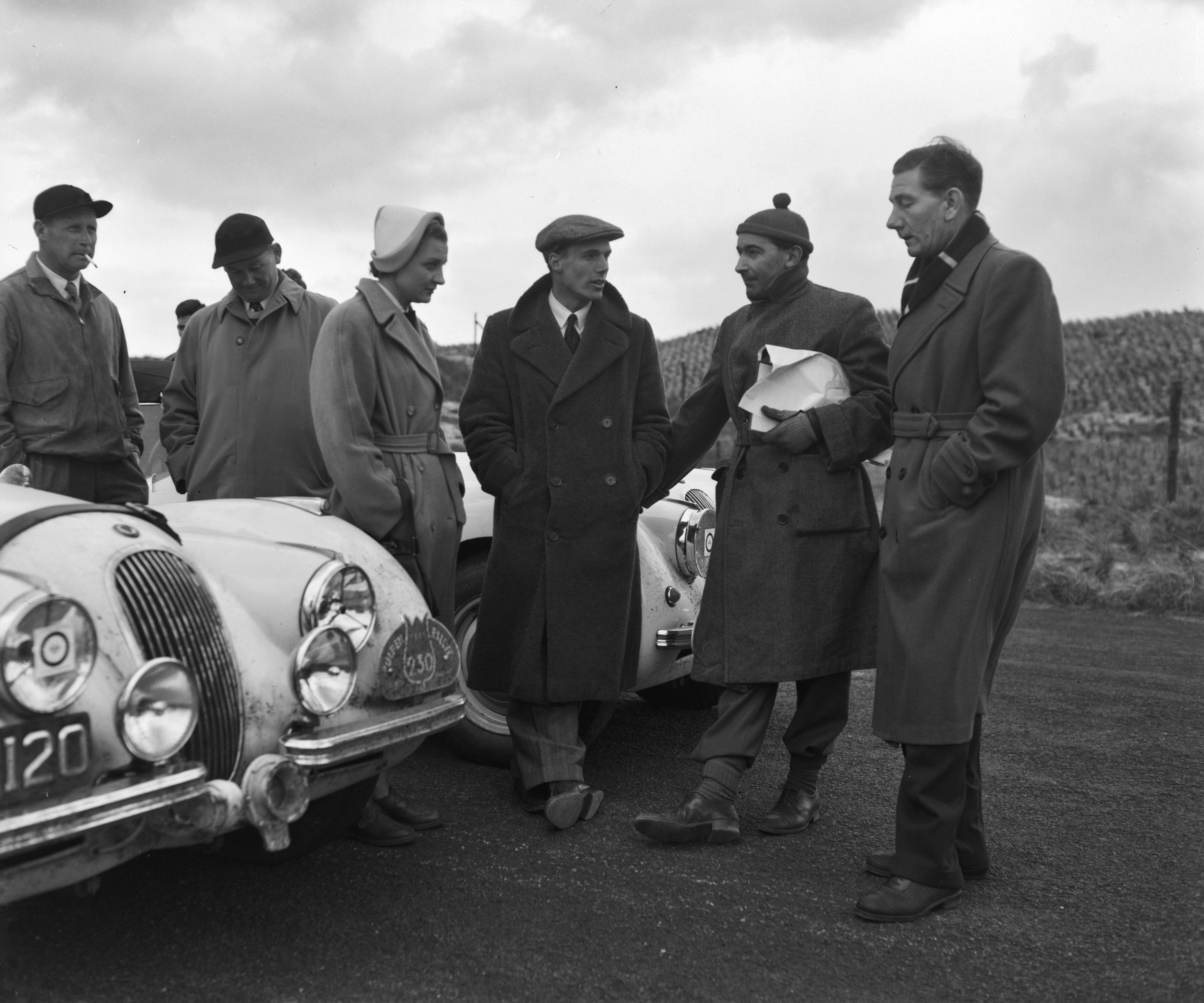 Tulpen Rallye 1951 — Ian en Pat Appleyard met hun Jaguar. Winnaars Klasse I (1500cc en hoger) van de 3e Tulpen-Rallye. 2e van rechts Ken Wharton — Foto: Pot, Harry / Anefo. Licentie: Set B: Rechtenvrij / Publiek Domein. Bron: Nationaal Archief. http://hdl.handle.net/10648/a8e942a0-d0b4-102d-bcf8-003048976d84