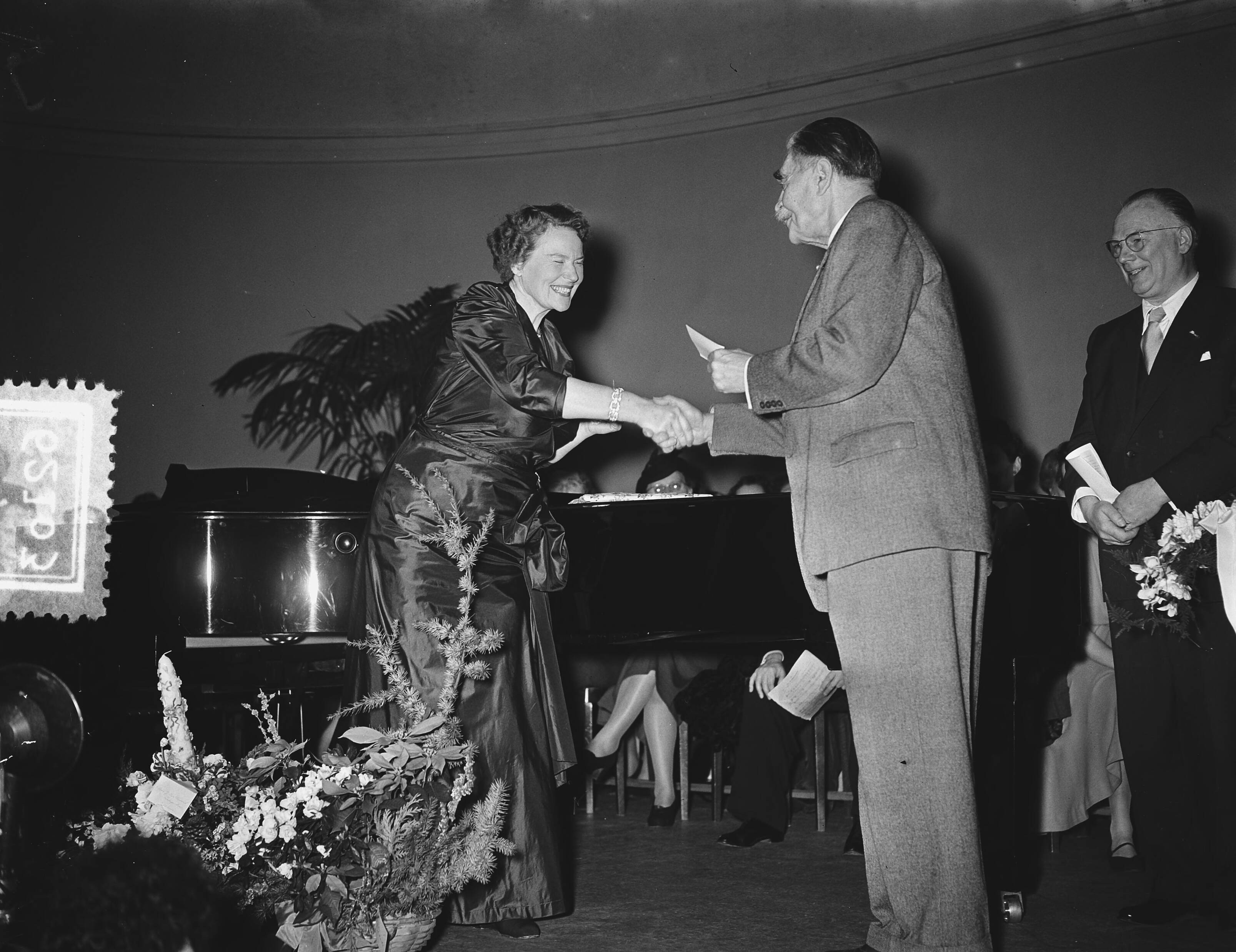 Fotocollectie Anefo — Afscheidsconcert van Jo Vincent in zaal Diligentia te Den Haag — Foto: Bilsen, Joop van / Anefo. Licentie: Set B: Rechtenvrij / Publiek Domein. Bron: Nationaal Archief. http://hdl.handle.net/10648/a91a1ad8-d0b4-102d-bcf8-003048976d84