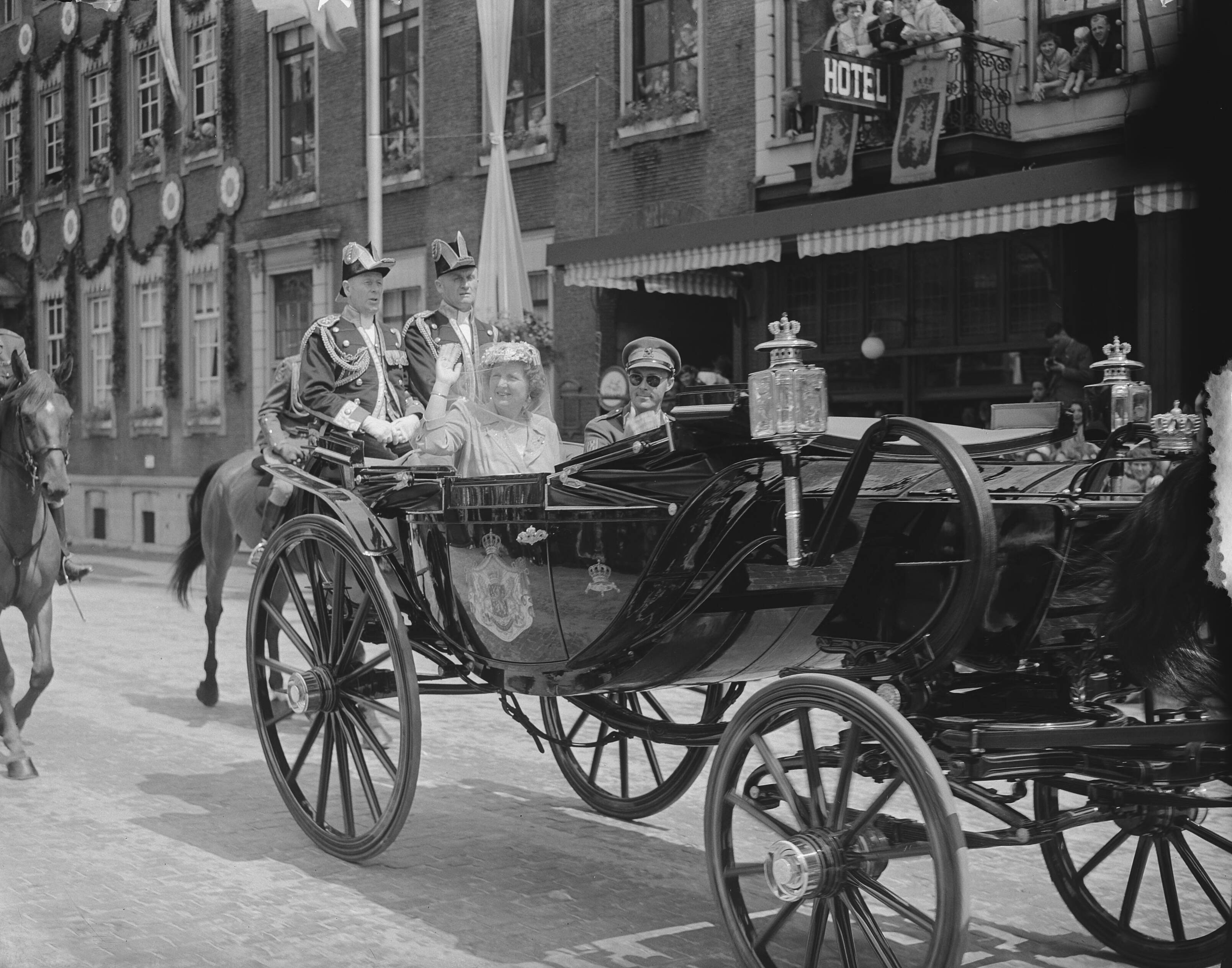 Bezoek Koningin Juliana aan jubilerend Breda — Foto: Bilsen, Joop van / Anefo. — Licentie: Set B: Rechtenvrij / Publiek Domein. Bron: Nationaal Archief. http://hdl.handle.net/10648/a8fd1be0-d0b4-102d-bcf8-003048976d84