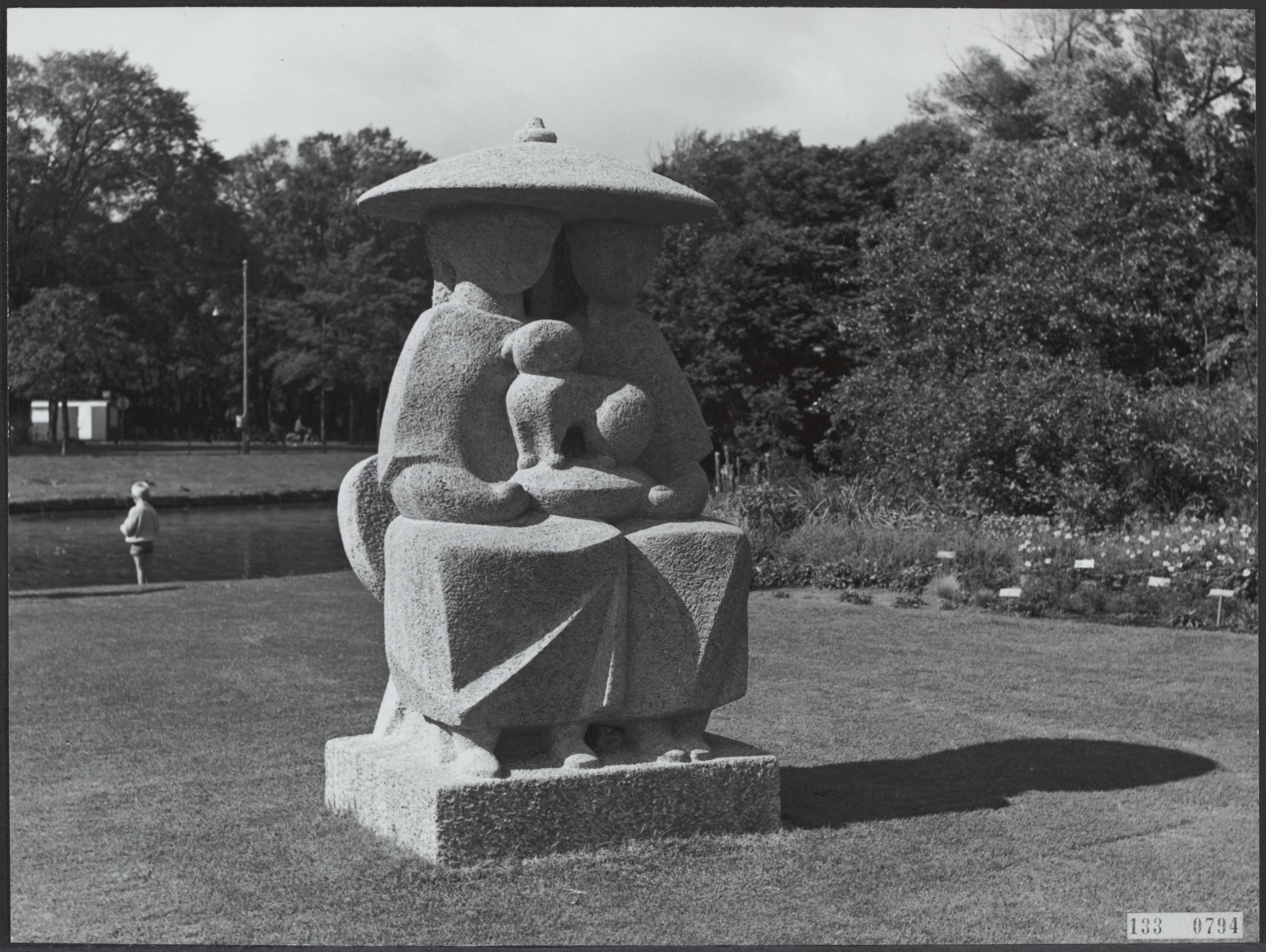 Fotocollectie Rijksvoorlichtingsdienst Eigen — Den Haag. Westbroekpark: twee vrouwtjes met hondje onder parasol, zandstenen beeld van A.C. Roth — Foto: Fotodienst Gemeente Den Haag. Licentie: Set B: Rechtenvrij / Publiek Domein. Bron: Nationaal Archief. http://hdl.handle.net/10648/af5a8f90-d0b4-102d-bcf8-003048976d84