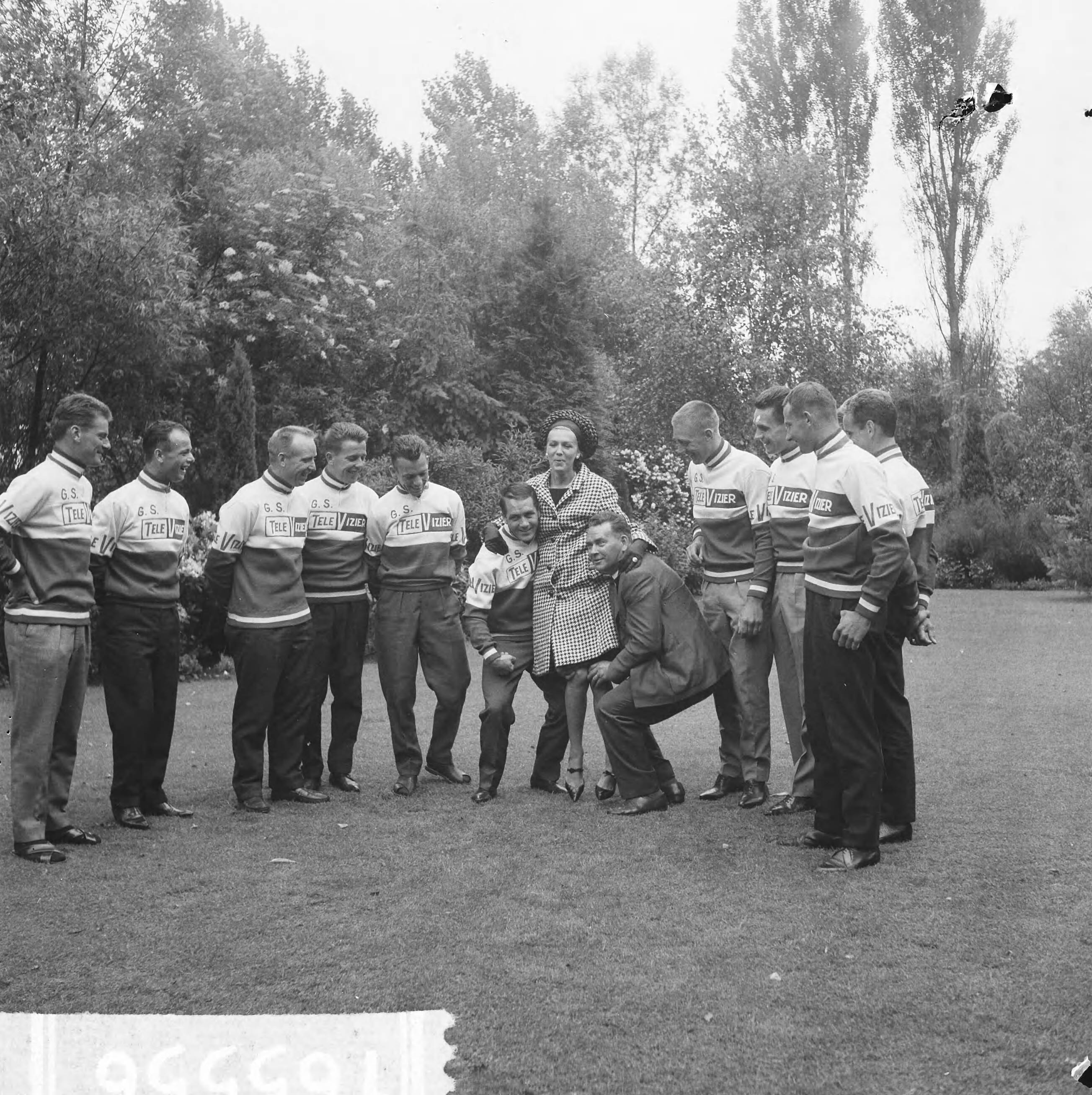 Fotocollectie Anefo — Nederlandse Tour De France ploeg vertrokken uit Breda, ploeg met Miss Europa Elly Koot — Foto: Gelderen, Hugo van / Anefo. Licentie: Set B: Rechtenvrij / Publiek Domein. Bron: Nationaal Archief. http://hdl.handle.net/10648/aa6d8780-d0b4-102d-bcf8-003048976d84