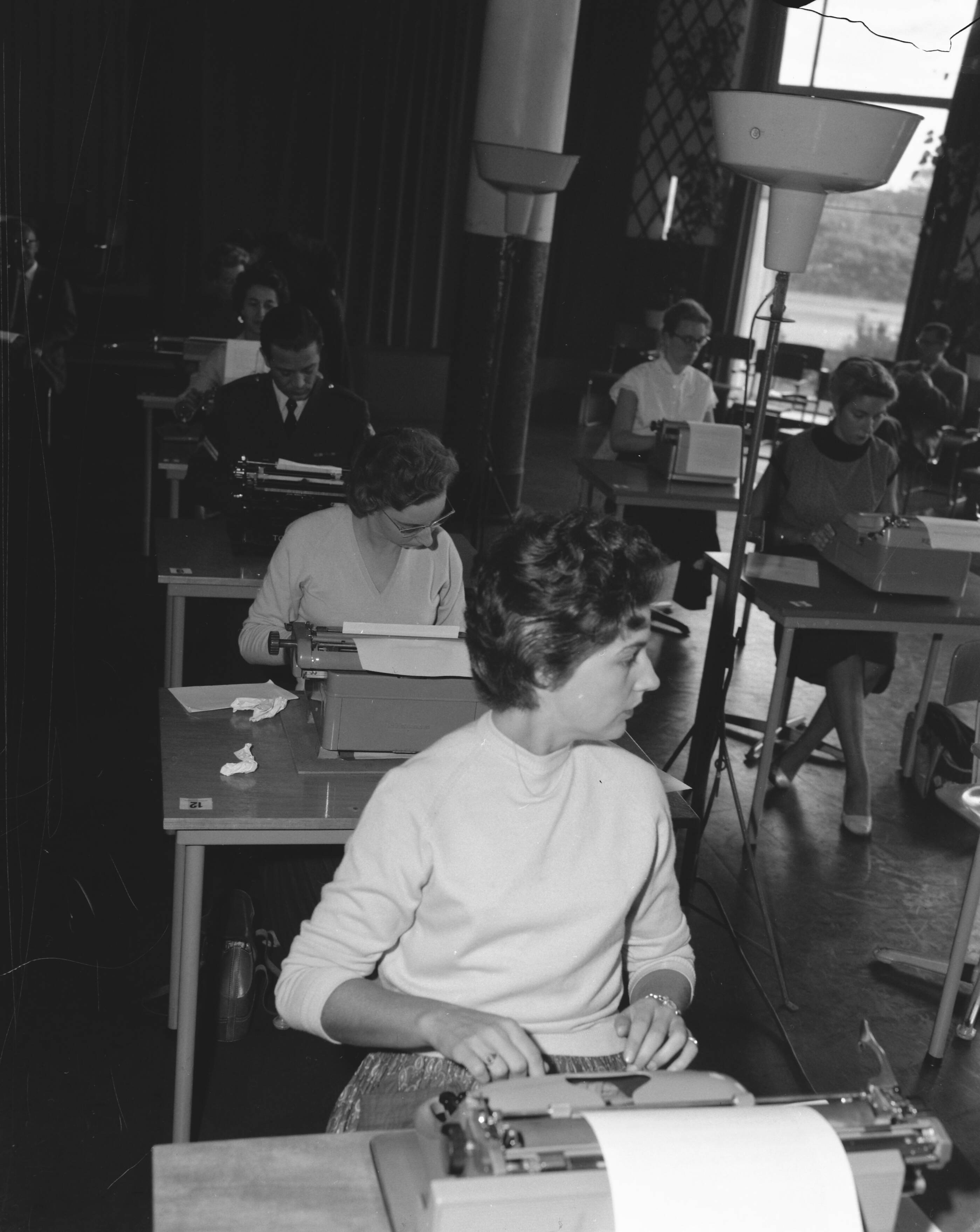 Fotocollectie Anefo — Nationaal kampioenschap machineschrijven in Den Haag — Foto: Behrens, Herbert F. / Anefo. Licentie: Set B: Rechtenvrij / Publiek Domein. Bron: Nationaal Archief. http://hdl.handle.net/10648/a9858f3e-d0b4-102d-bcf8-003048976d84