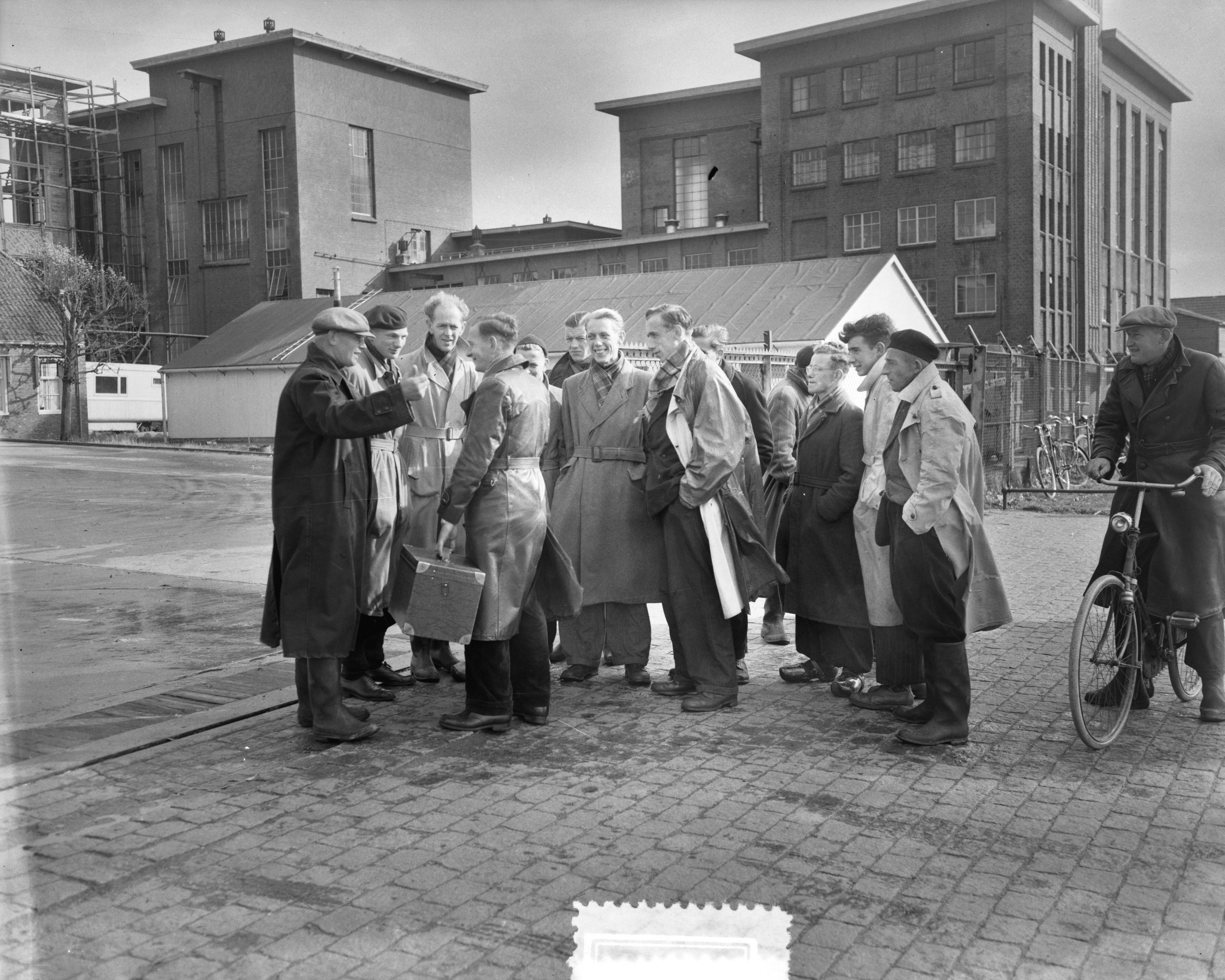 Fotocollectie Anefo — Staking melkfabriek "De Ommelanden " te Groningen. Onderlinge debatten. Terugsturen van een werkwillige — Foto: Consenheim, Wim / Anefo. Licentie: Set B: Rechtenvrij / Publiek Domein. Bron: Nationaal Archief. http://hdl.handle.net/10648/a900bde0-d0b4-102d-bcf8-003048976d84