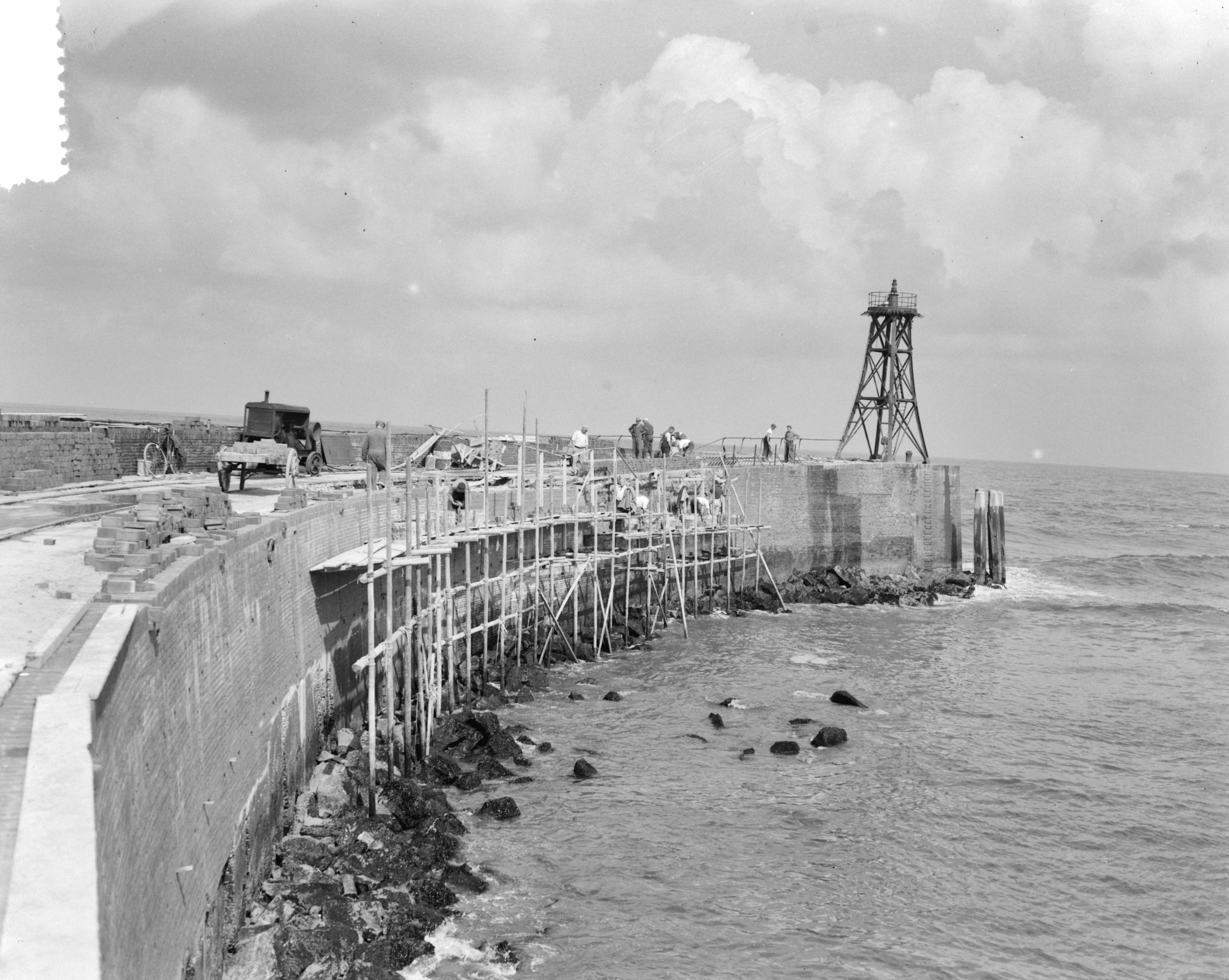 Fotocollectie Anefo — Herstelwerkzaamheden aan zuidelijk havenhoofd, Scheveningen — Foto: Duinen, G.W. van / Anefo. Licentie: Set B: Rechtenvrij / Publiek Domein. Bron: Nationaal Archief. http://hdl.handle.net/10648/a91204a6-d0b4-102d-bcf8-003048976d84
