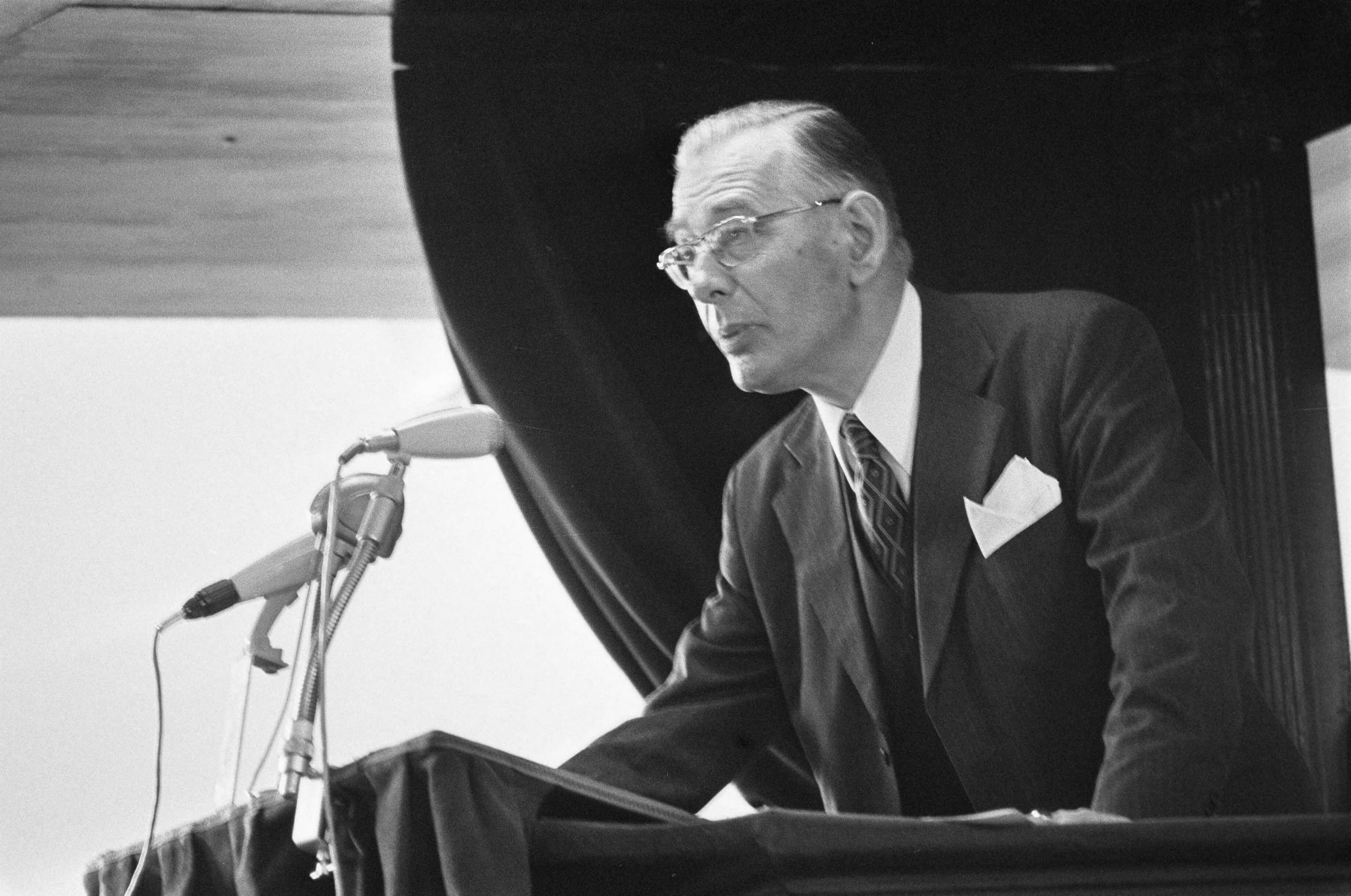 Fotocollectie Anefo — Groen van Prinsteren herdenking in Den Haag , opdracht Nederlandse Gedachten — Foto: Mieremet, Rob / Anefo. Licentie: Set B: Rechtenvrij / Publiek Domein. Bron: Nationaal Archief. http://hdl.handle.net/10648/ac842e3e-d0b4-102d-bcf8-003048976d84