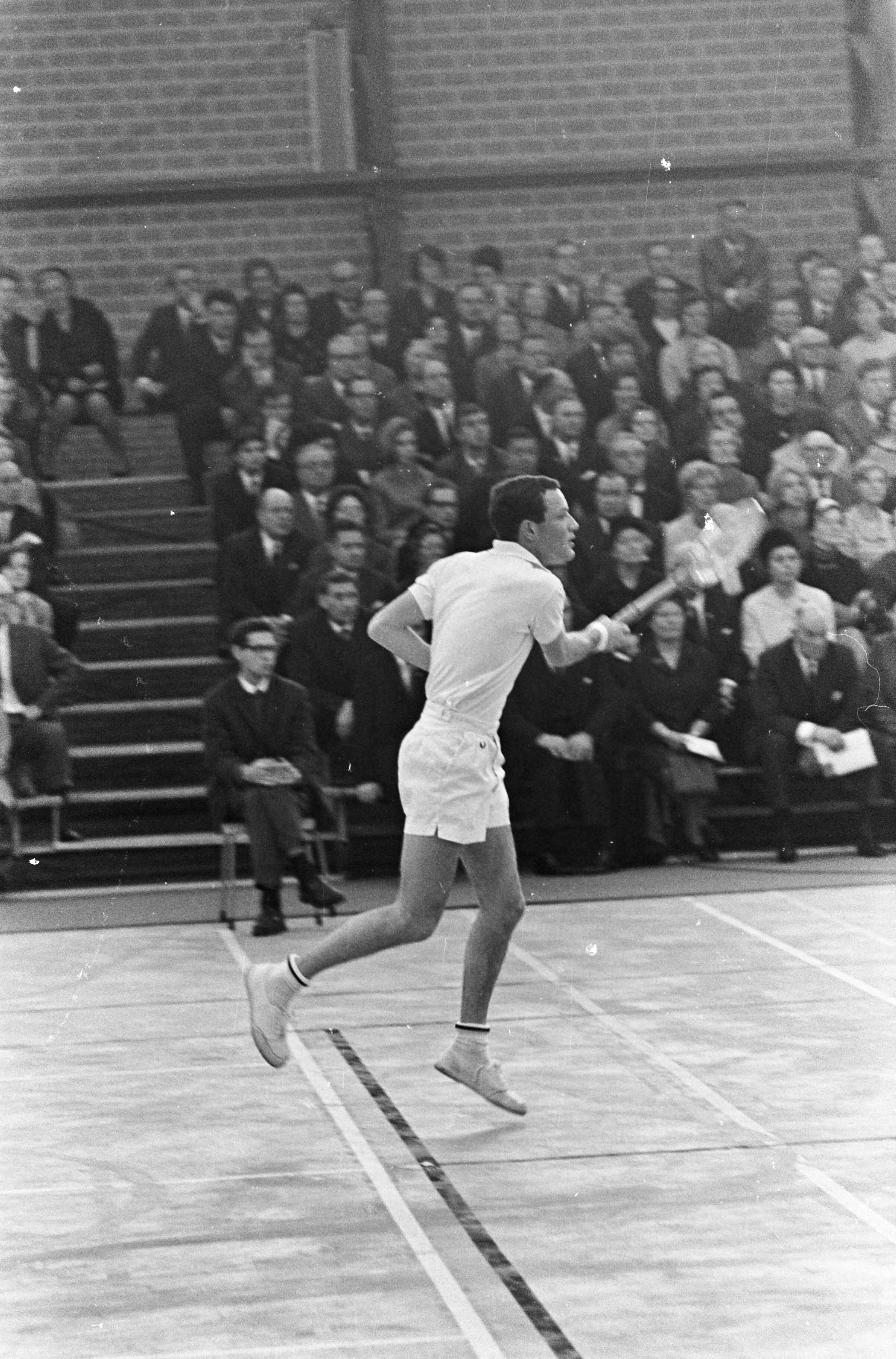 Fotocollectie Anefo — Opening Sporthal in Haarlem door prins Claus , nummer 10 11 Tom Okker en Mike Sangster (GB) — Foto: Nijs, Jac. de / Anefo. Licentie: Set B: Rechtenvrij / Publiek Domein. Bron: Nationaal Archief. http://hdl.handle.net/10648/ab0d265a-d0b4-102d-bcf8-003048976d84