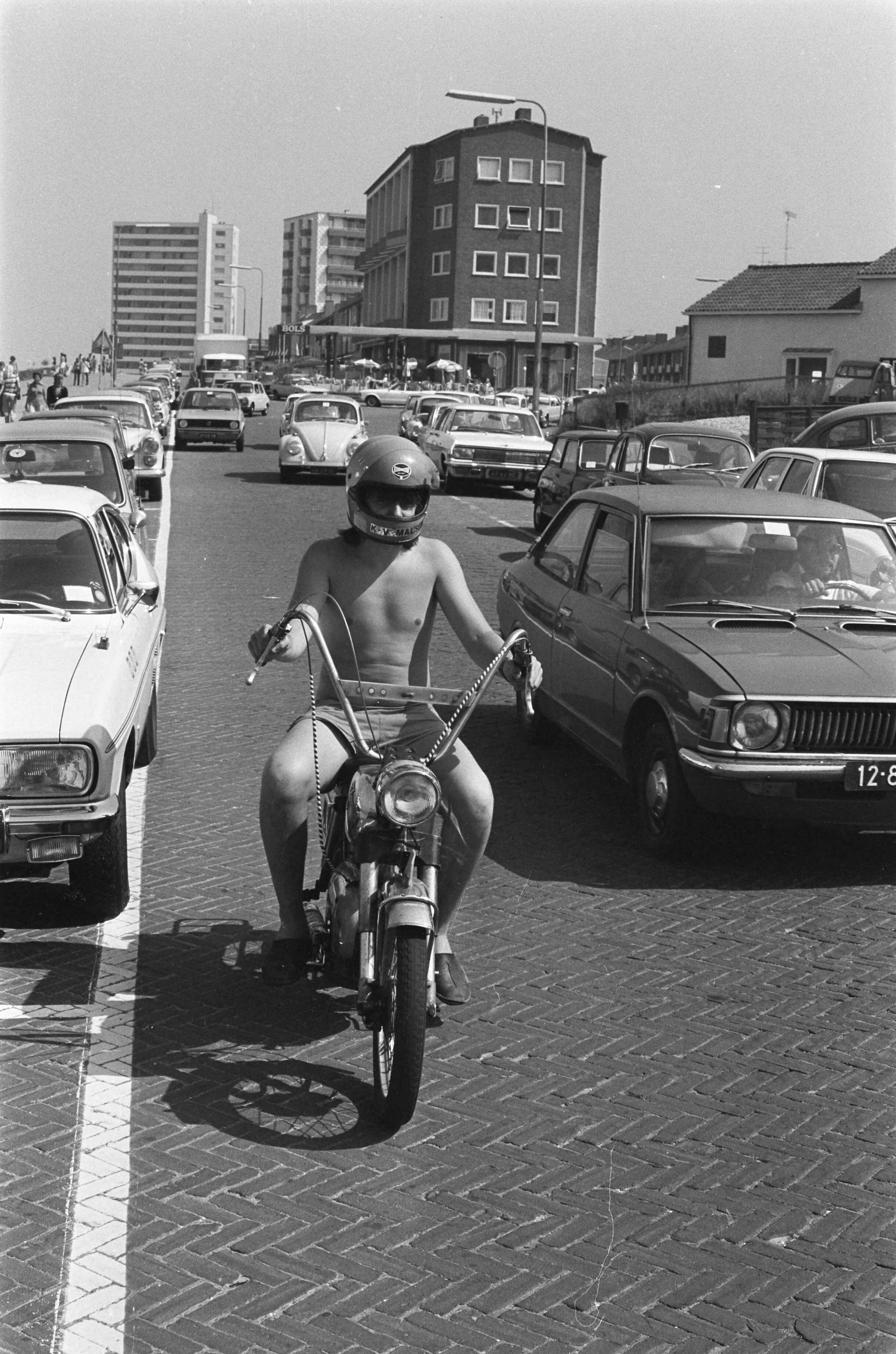 Warmste zomerdag — Man in zwembroek op een bromfiets — Foto: Verhoeff, Bert / Anefo. Licentie: Set B: Rechtenvrij / Publiek Domein. Bron: Nationaal Archief. http://hdl.handle.net/10648/ac6ee0a6-d0b4-102d-bcf8-003048976d84