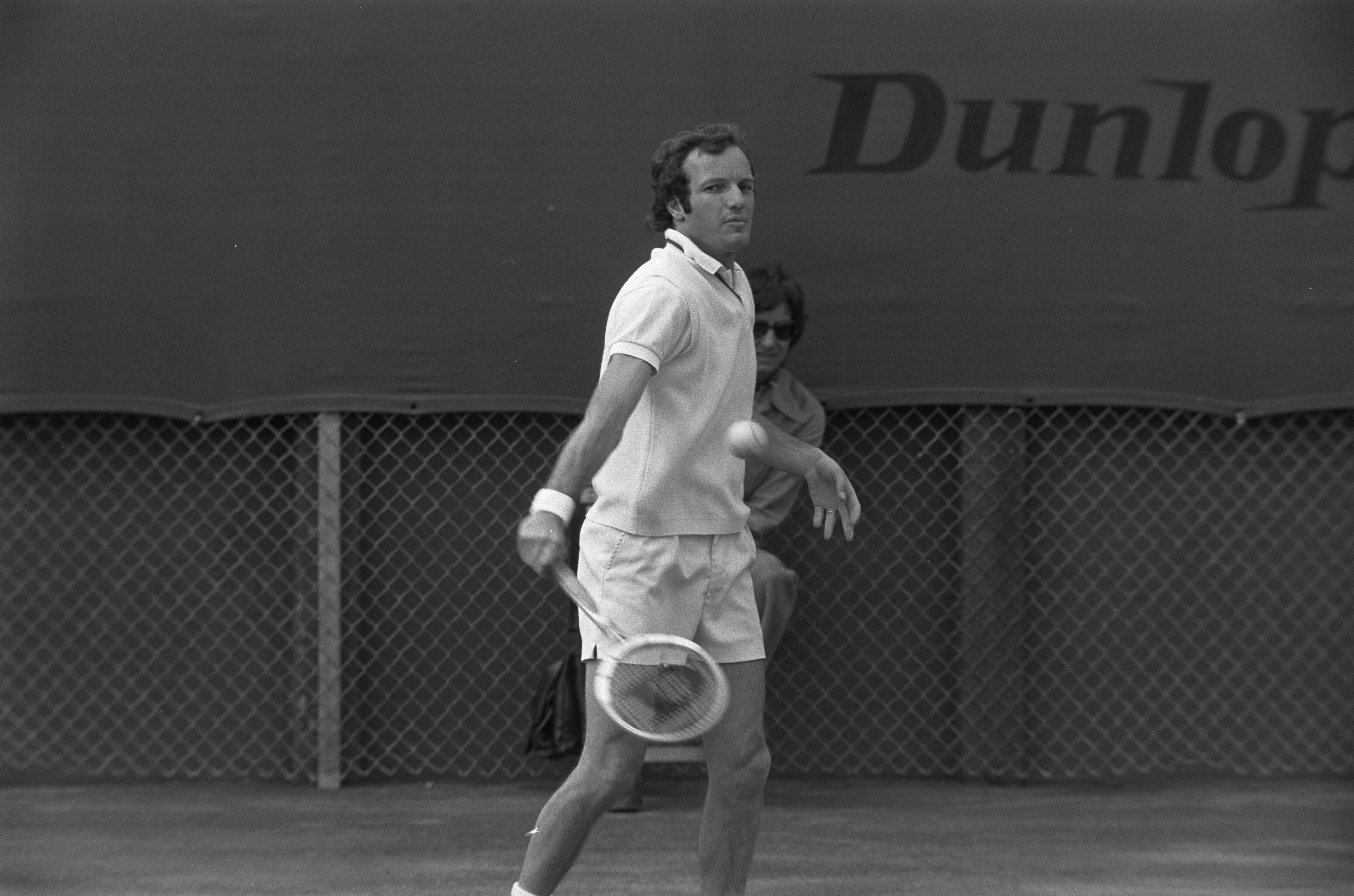 Fotocollectie Anefo — Tennis Davis-Cup Nederland tegen Roemenie te Den Haag , Tom Okker in aktie — Foto: Verhoeff, Bert / Anefo. Licentie: Set B: Rechtenvrij / Publiek Domein. Bron: Nationaal Archief. http://hdl.handle.net/10648/ac2cb032-d0b4-102d-bcf8-003048976d84