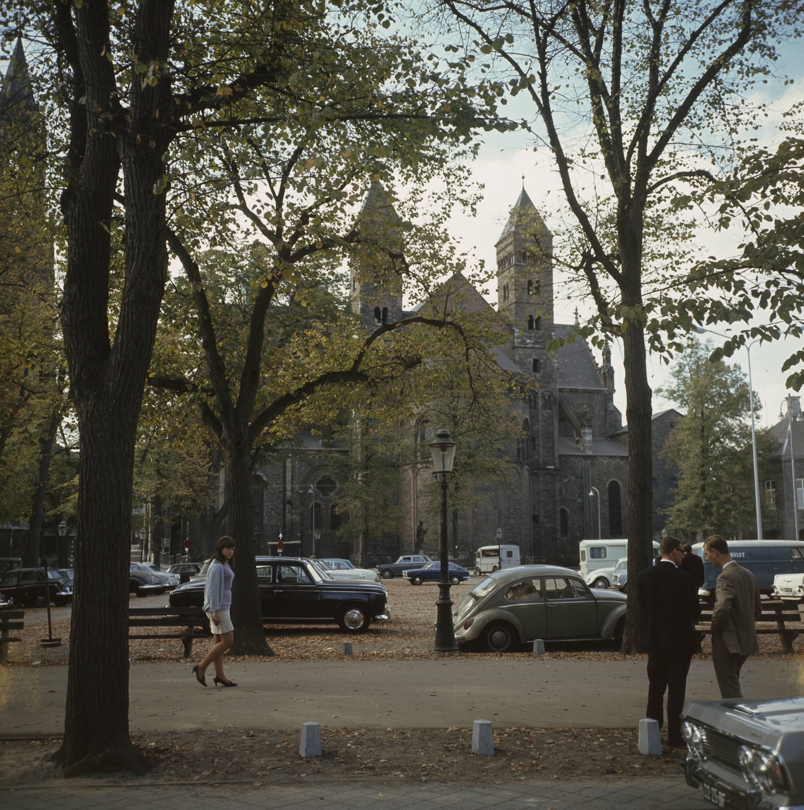 Fotocollectie Anefo — Maastricht: stadsgezichten; Vrijthof — Foto: Nijs, Jac. de / Anefo. Licentie: Set B: Rechtenvrij / Publiek Domein. Bron: Nationaal Archief. http://hdl.handle.net/10648/ad8e9ac6-d0b4-102d-bcf8-003048976d84
