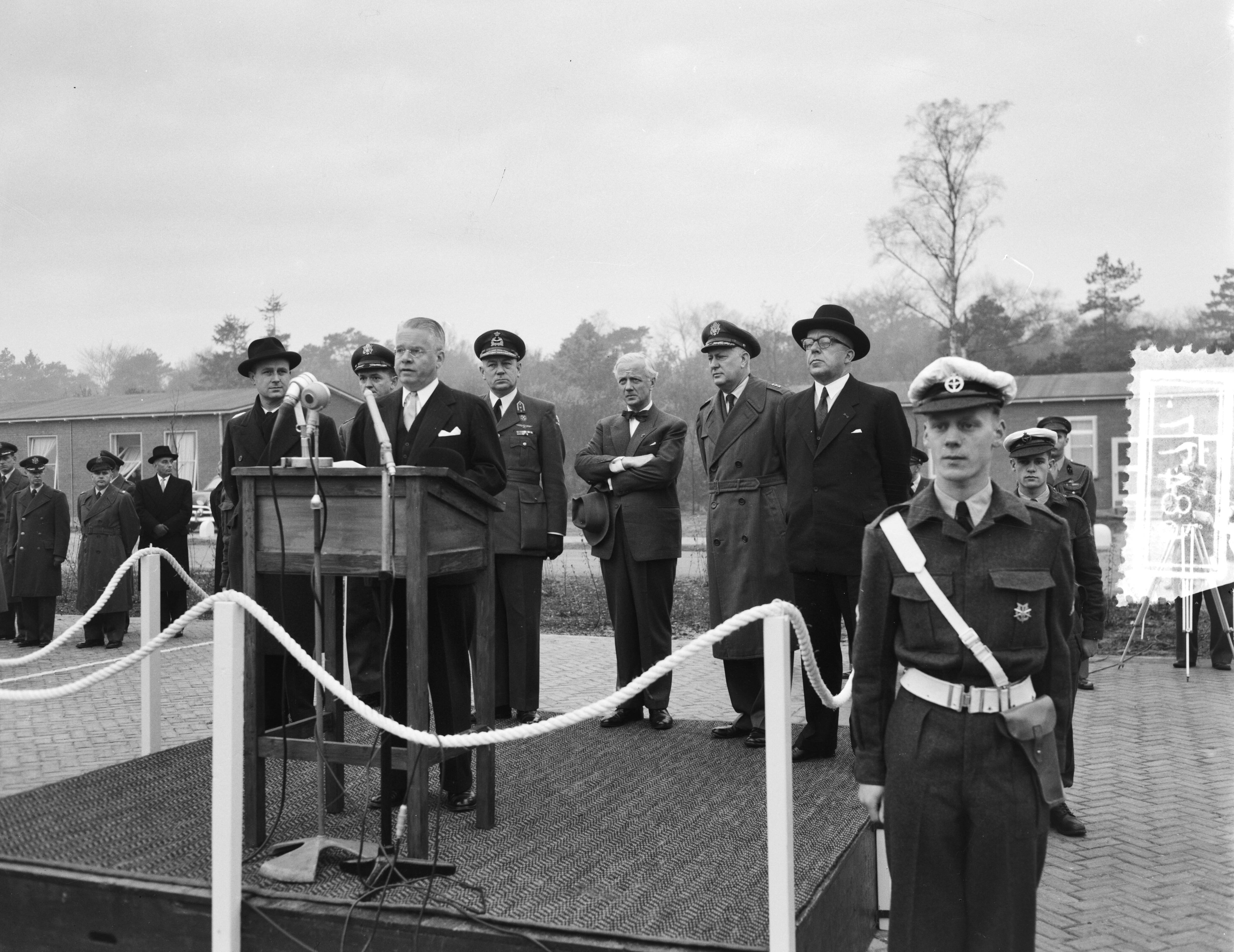 Fotocollectie Anefo — Het Amerikaanse 32th Tactical Fighter Squadron (gestationeerd op Soesterberg, en bestaande uit Sabre-toestellen) wordt onder het operationele commando van de Koninklijke Luchtmacht gesteld. Toespraak van de Amerikaanse ambassadeur H. Freeman Matthews — Foto: Noske, J.D. / Anefo. Licentie: Set B: Rechtenvrij / Publiek Domein. Bron: Nationaal Archief. http://hdl.handle.net/10648/a92d0e0e-d0b4-102d-bcf8-003048976d84